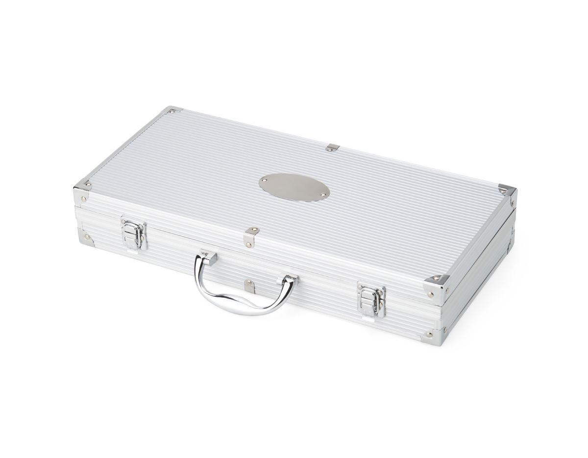 Kit churrasco 10 peças em maleta de alumínio com travas de segurança e placa central para personalização. Contém: espátula, pegador, escova para grelha, faca, pincel, garfo e quatro espetos, parte interna da maleta com revestimento em TNT e suportes de velcro para fixação das peças.