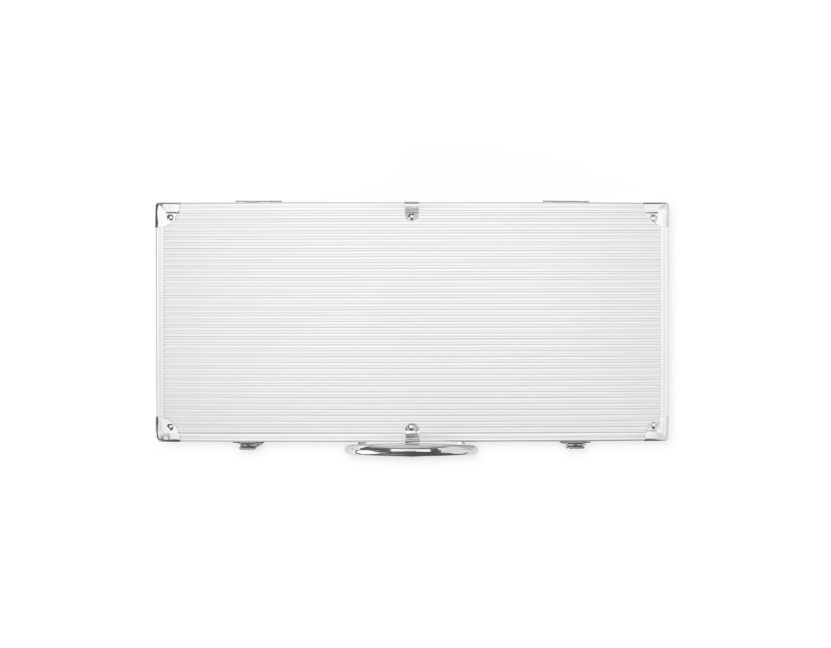 Kit churrasco 10 peças em maleta de alumínio com travas de segurança e placa central para personalização. Contém: espátula, pegador, escova para grelha, faca, pincel, garfo e quatro espetos, parte interna da maleta com revestimento em TNT e suportes de velcro para fixação das peças.