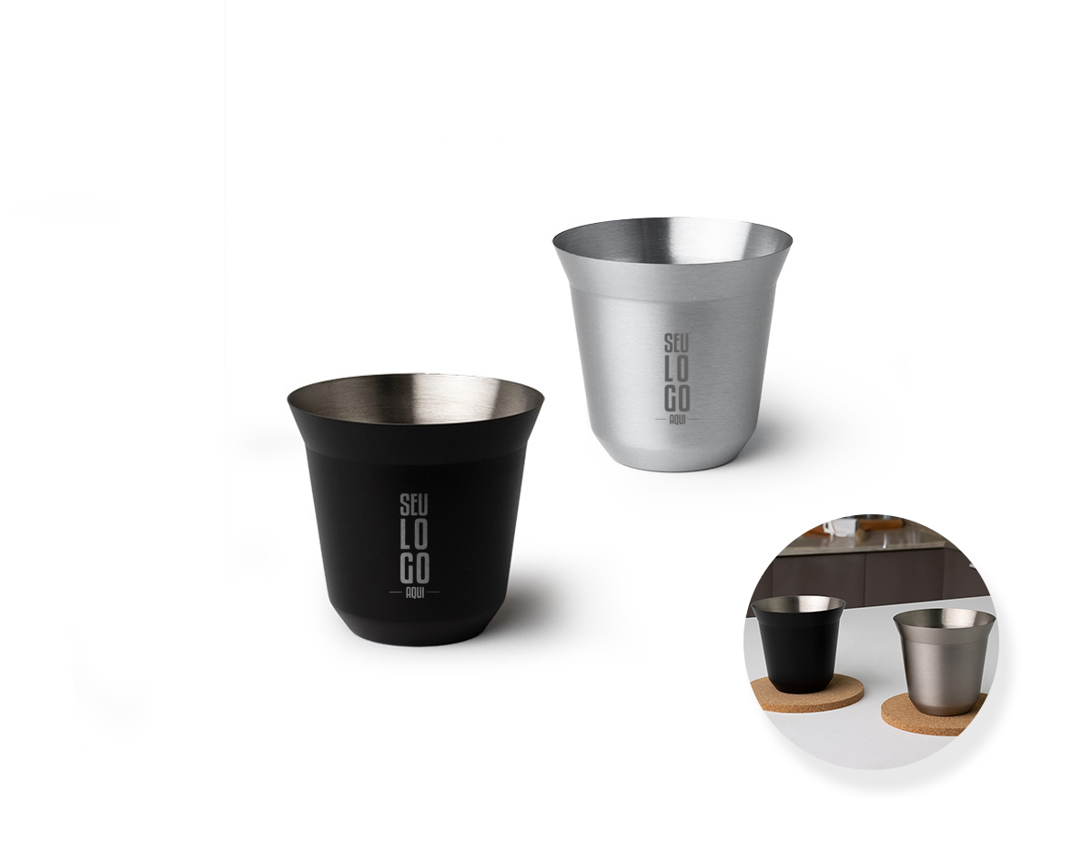 Um copo de aço inoxidável durável, com capacidade para 100ml. É importante destacar que, devido às propriedades do aço inoxidável, o material transfere calor e esquenta quando utilizado para bebidas quentes. Seu design elegante e resistente o torna perfeito para uso diário ou em viagens. Fácil de limpar e livre de produtos químicos, este copo oferece uma experiência segura e sustentável.  
