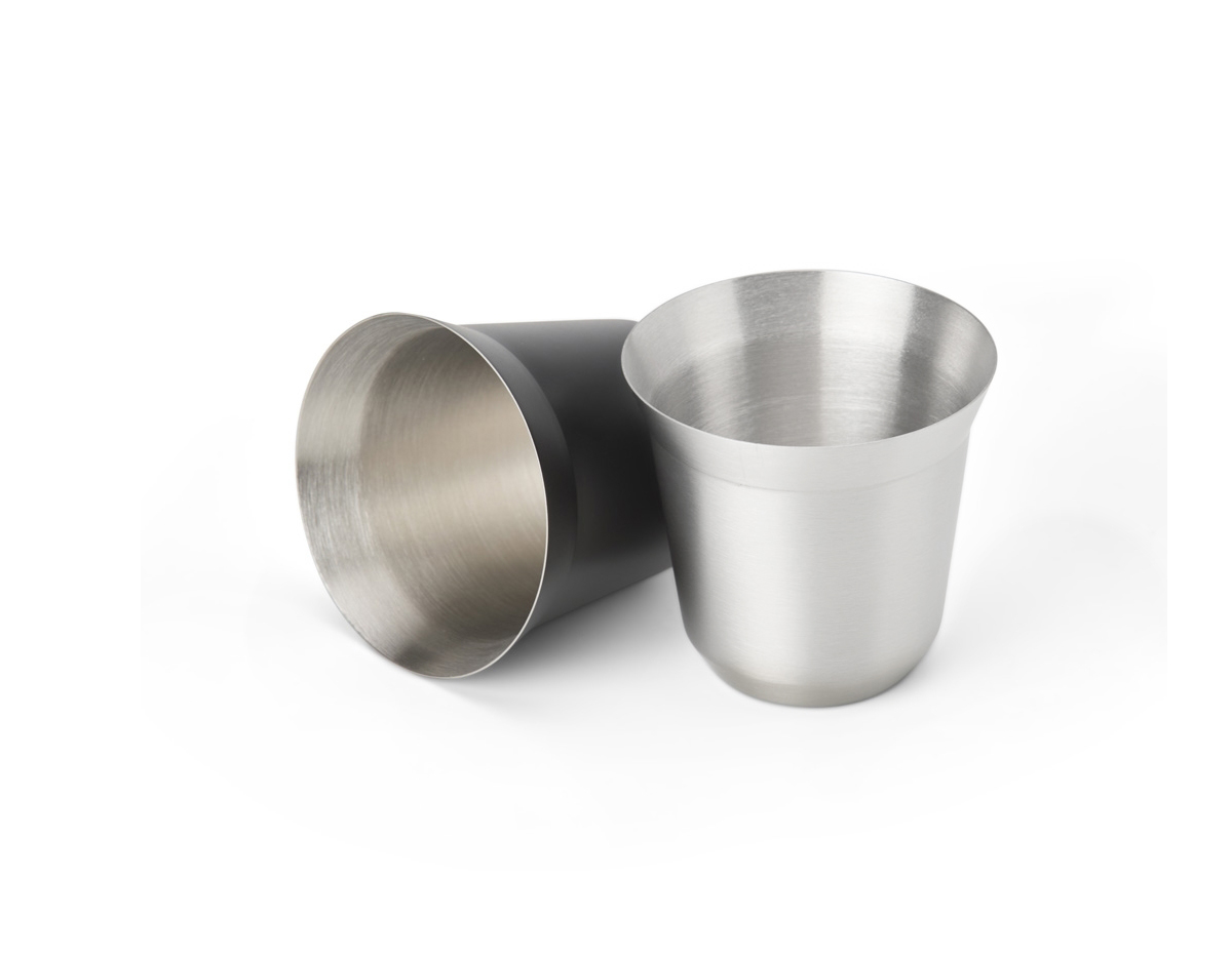 Um copo de aço inoxidável durável, com capacidade para 100ml. É importante destacar que, devido às propriedades do aço inoxidável, o material transfere calor e esquenta quando utilizado para bebidas quentes. Seu design elegante e resistente o torna perfeito para uso diário ou em viagens. Fácil de limpar e livre de produtos químicos, este copo oferece uma experiência segura e sustentável.  
