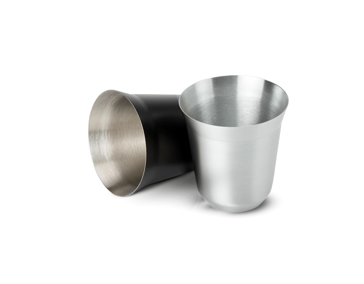 Um copo de aço inoxidável durável, com capacidade para 150ml É importante destacar que, devido às propriedades do aço inoxidável, o material transfere calor e esquenta quando utilizado para bebidas quentes. Seu design elegante e resistente o torna perfeito para uso diário ou em viagens. Fácil de limpar e livre de produtos químicos, este copo oferece uma experiência segura e sustentável.