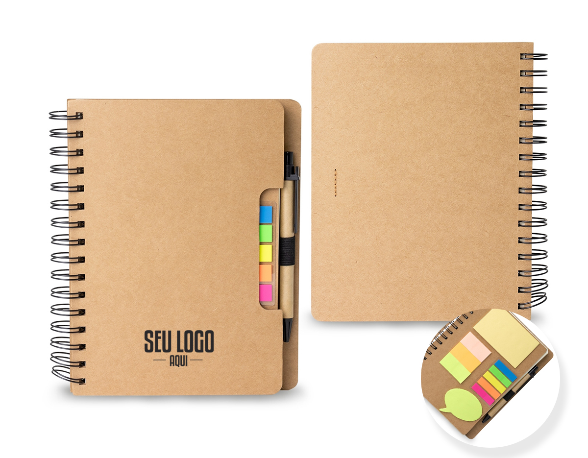 Caderneta ecológica com autoadesivos e caneta, com capa produzida em papelão kraft. Contém miolo com aproximadamente 70 folhas pautadas, suporte de nylon acompanhando, caneta de papelão com clip e ponteira de plástico com carga esferográfica 1.0mm e acionamento por clique. Bloco autoadesivo amarelo com aproximadamente 20 folhas, bloco verde com aproximadamente 20 folhas, cinco blocos coloridos autoadesivos com aproximadamente 20 folhas, 3 blocos coloridos com aproximadamente 20 folhas.