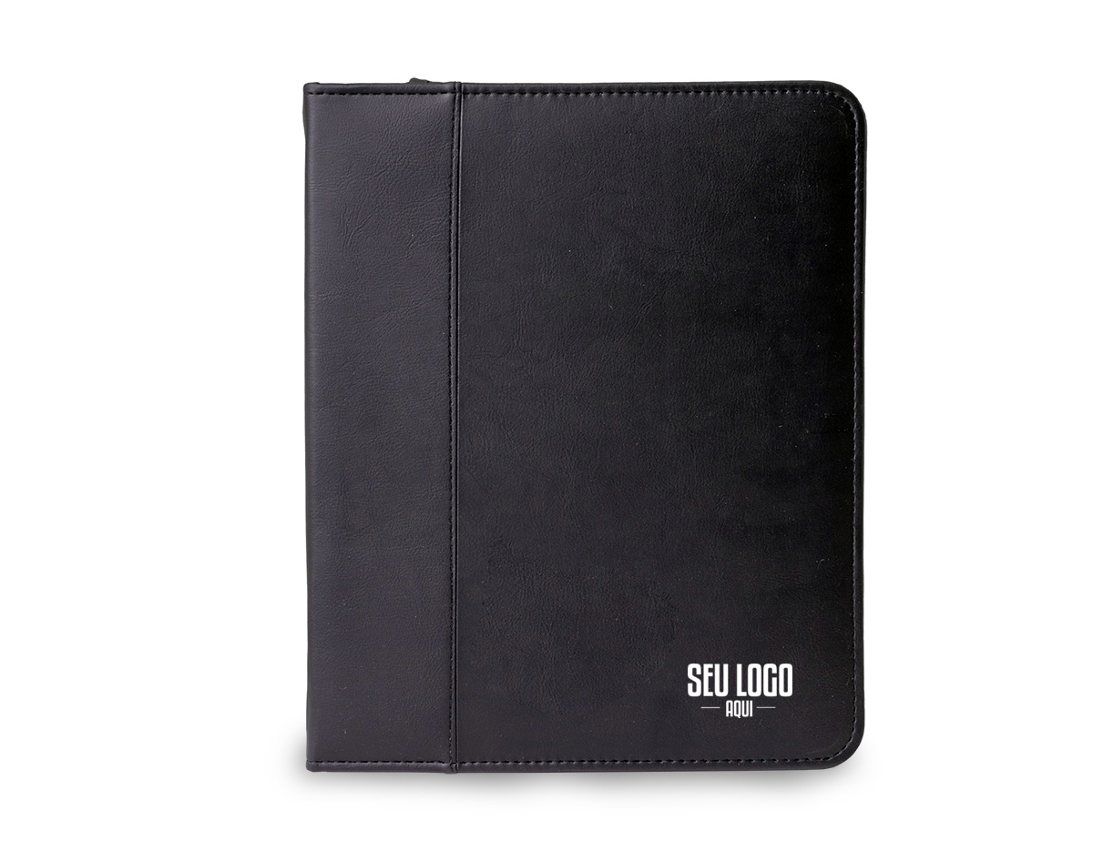 Pasta caderno de couro sintético com zíper. Possui 2 compartimentos para arquivar documentos e suporte para caneta (não acompanha caneta). A pasta contém caderno de capa dura em couro sintético, com aproximadamente 100 folhas.