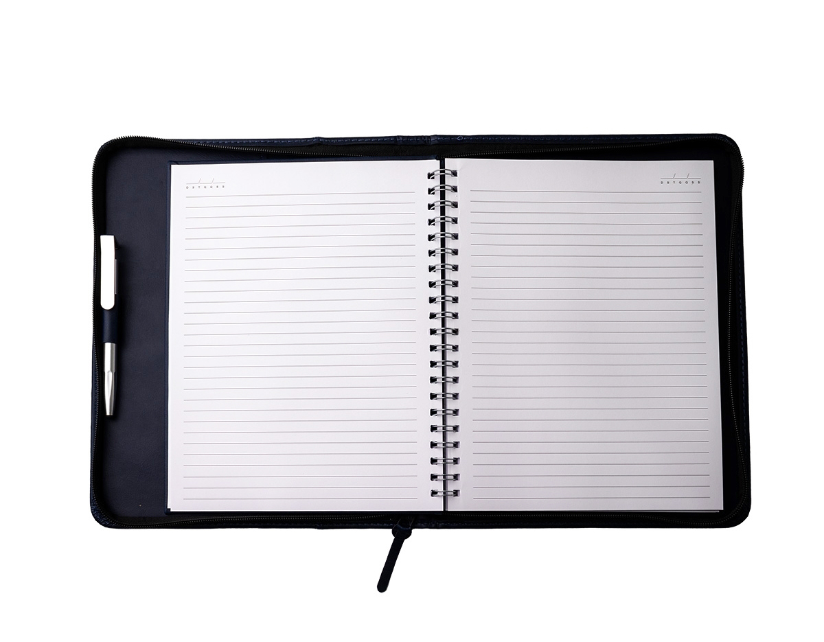 Pasta caderno de couro sintético com zíper. Possui 2 compartimentos para arquivar documentos e suporte para caneta (não acompanha caneta). A pasta contém caderno de capa dura em couro sintético, com aproximadamente 100 folhas.