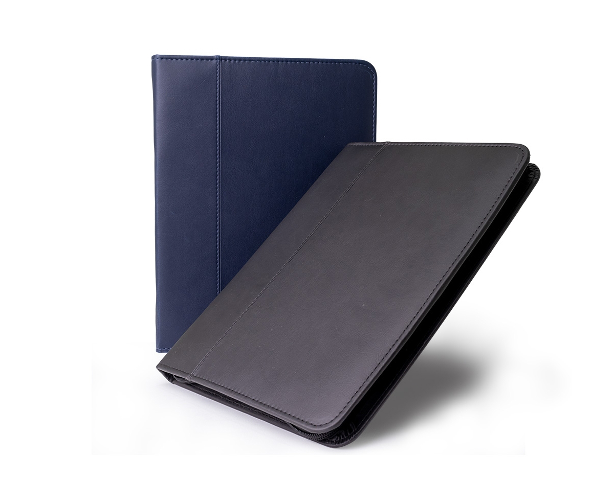 Pasta caderno de couro sintético com zíper. Possui 2 compartimentos para arquivar documentos e suporte para caneta (não acompanha caneta). A pasta contém caderno de capa dura em couro sintético, com aproximadamente 100 folhas.
