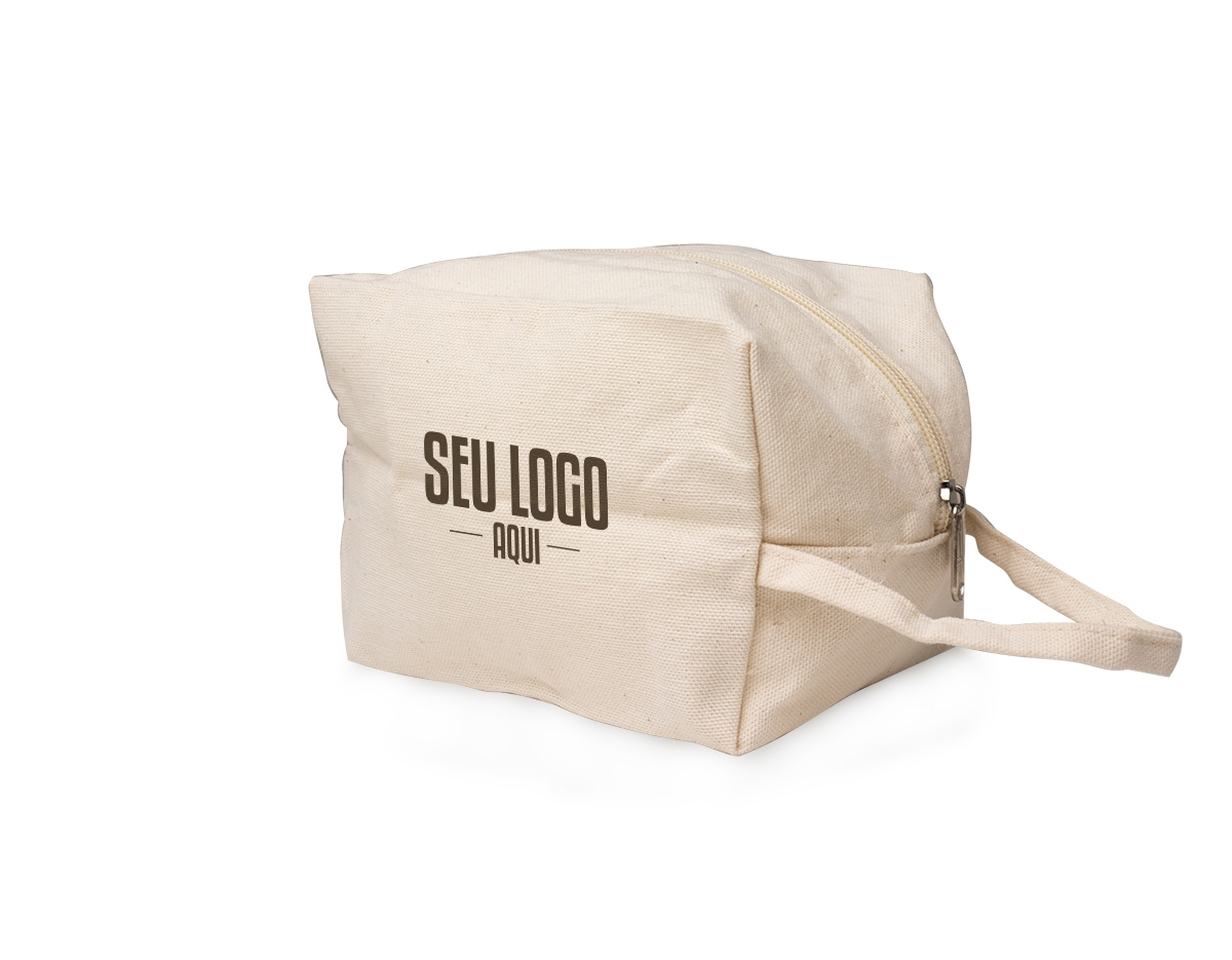 Uma nécessaire de algodão com alça para transporte, perfeita para organizar seus itens essenciais de higiene pessoal. Feita de material durável e ecológico, oferece praticidade e estilo em viagens ou no dia a dia. Seu design simples e funcional permite transportar seus produtos de forma conveniente, enquanto sua alça facilita o transporte. Ideal para quem busca praticidade com um toque de elegância sustentável.