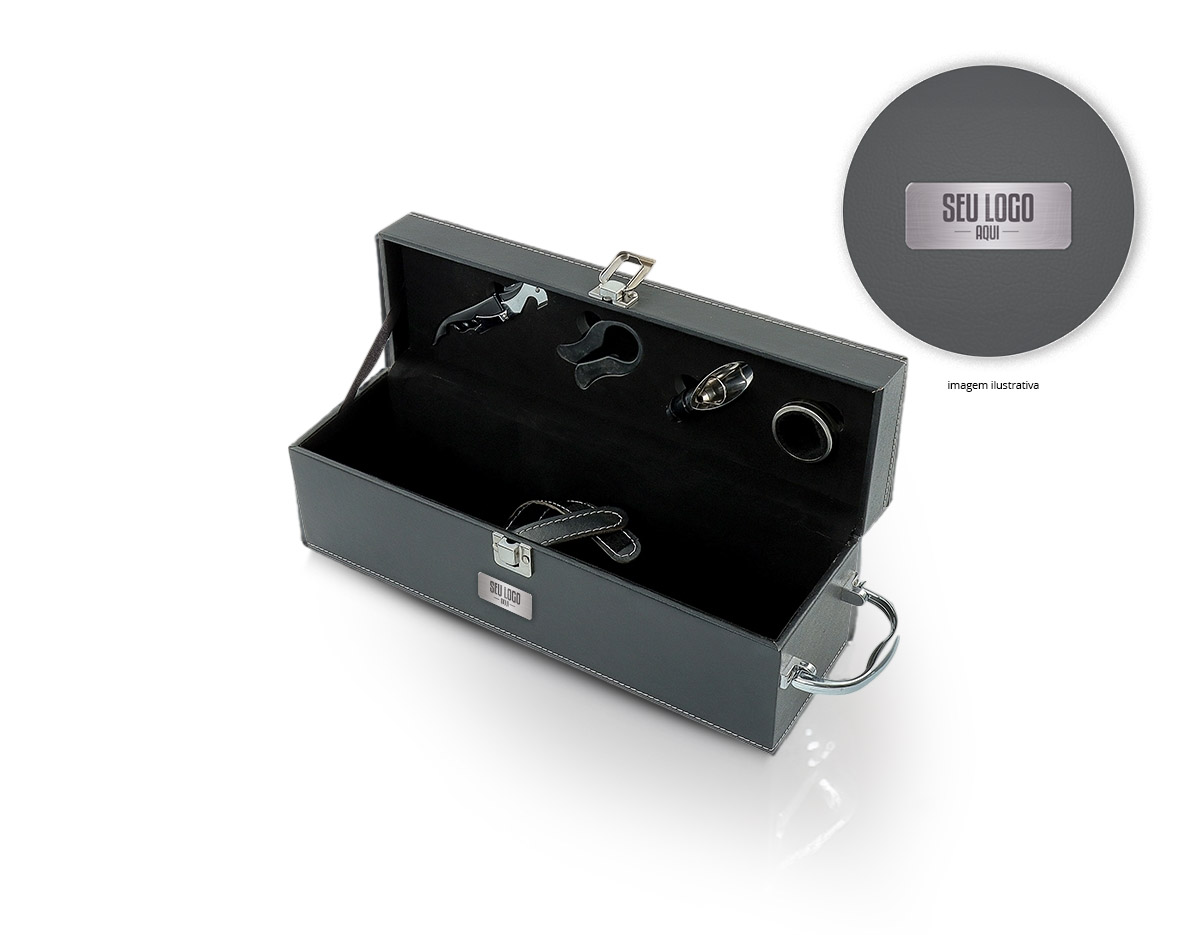 Kit vinho 4 peças em maleta de couro sintético. Contém saca-rolhas metálico, bico condutor com tampa, cortador de lacre e wine colar. Maleta com alça, trava de segurança e parte interna revestida de veludo com área de acomodação para garrafa.