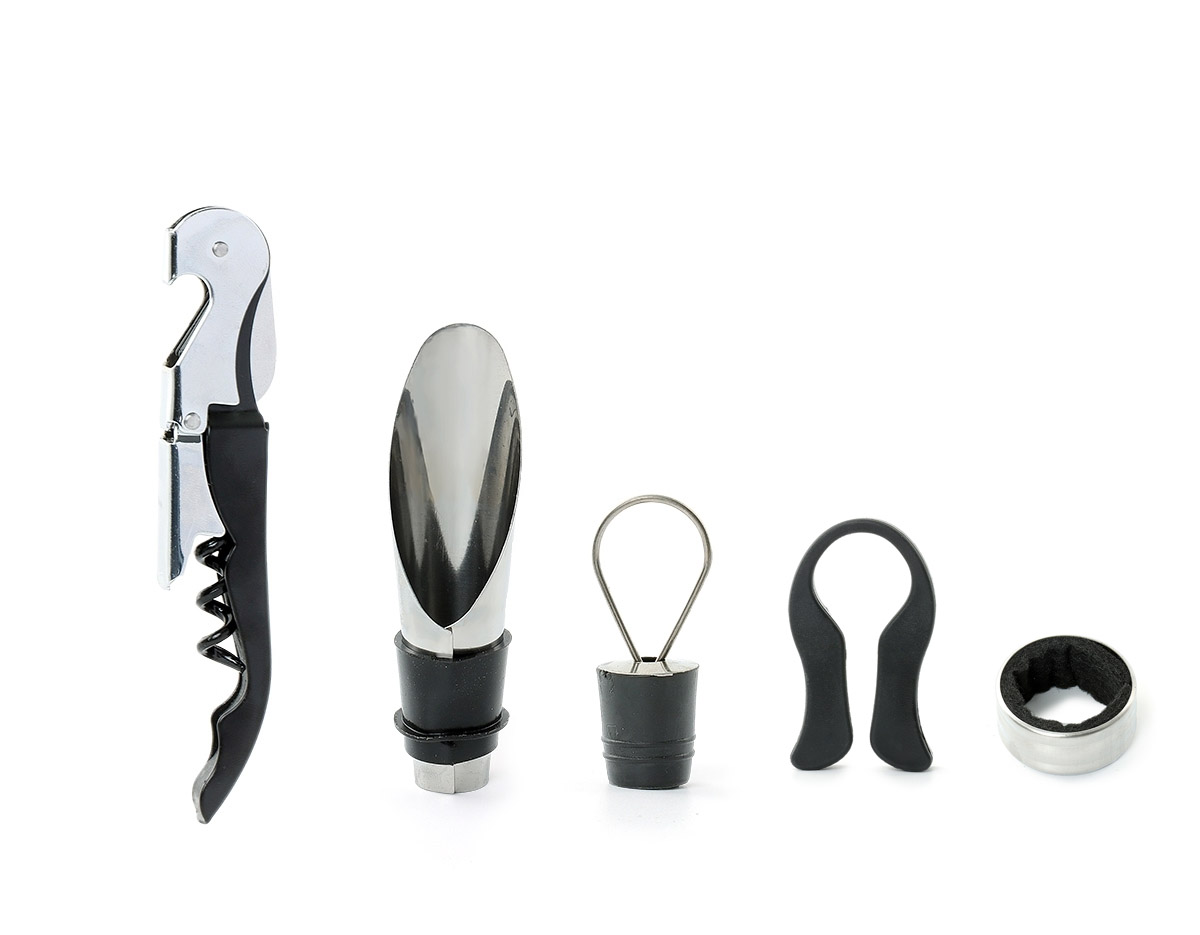 Kit vinho 4 peças em maleta de couro sintético. Contém saca-rolhas metálico, bico condutor com tampa, cortador de lacre e wine colar. Maleta com alça, trava de segurança e parte interna revestida de veludo com área de acomodação para garrafa.