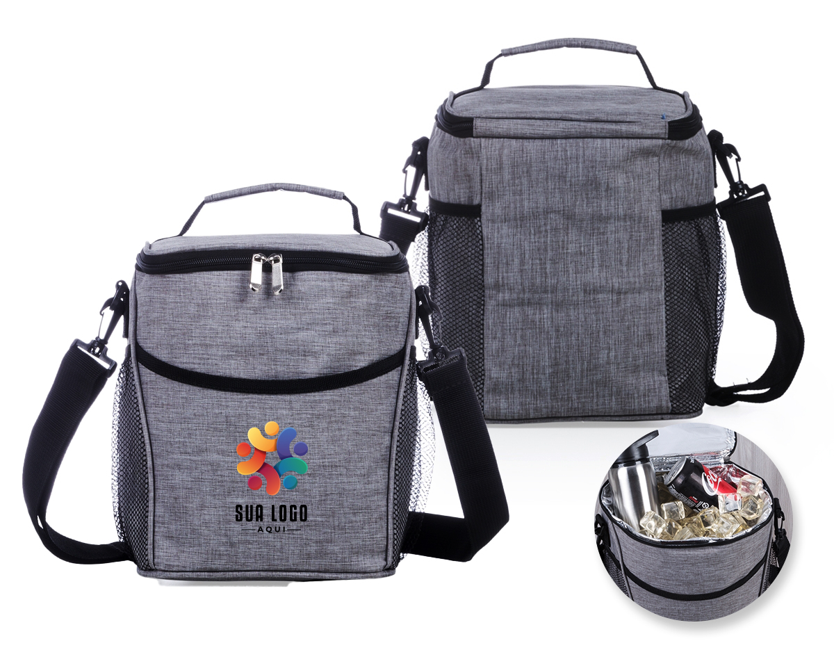 Bolsa térmica 12 litros de material poliéster com detalhes em nylon. Abertura superior, possui bolso frontal, dois bolsos de rede nas laterais, fivelas nas laterais para utilização/encaixe da alça de ombro e alça superior.
