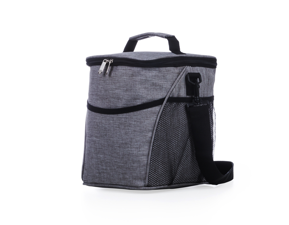 Bolsa térmica 12 litros de material poliéster com detalhes em nylon. Abertura superior, possui bolso frontal, dois bolsos de rede nas laterais, fivelas nas laterais para utilização/encaixe da alça de ombro e alça superior.