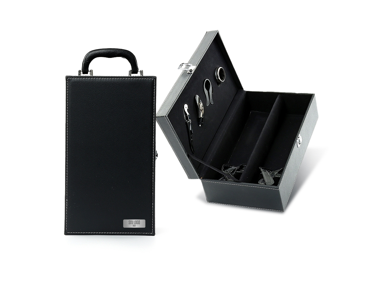 Kit vinho 4 Peças em maleta de couro sintético com duas repartições para garrafas. Contém saca-rolhas metálico, bico condutor com tampa, cortador de lacre e wine collar. Maleta com alça e trava de segurança, área interna revestida de veludo com suporte em couro sintético e velcro em cada repartição para fixação das garrafas.