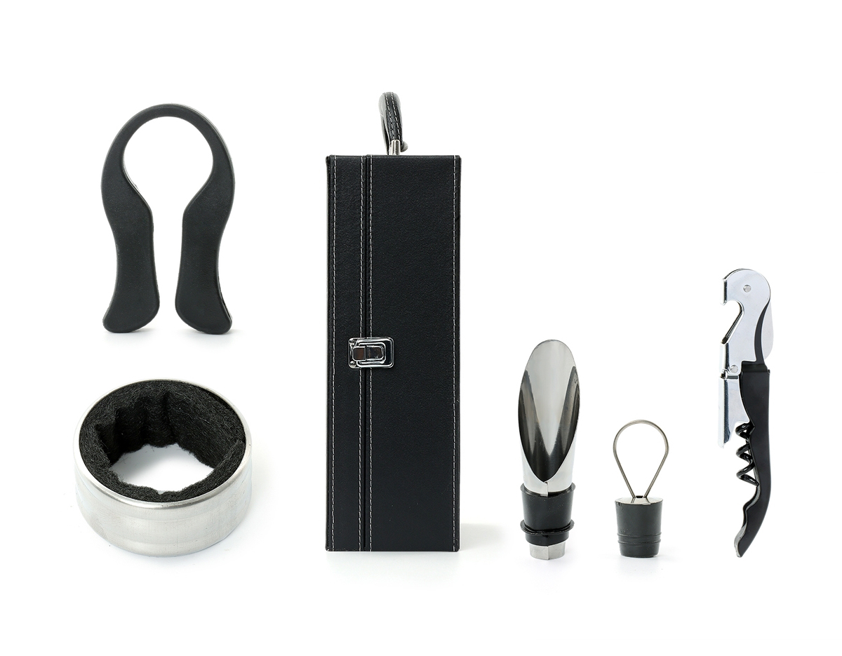 Kit vinho 4 Peças em maleta de couro sintético com duas repartições para garrafas. Contém saca-rolhas metálico, bico condutor com tampa, cortador de lacre e wine collar. Maleta com alça e trava de segurança, área interna revestida de veludo com suporte em couro sintético e velcro em cada repartição para fixação das garrafas.