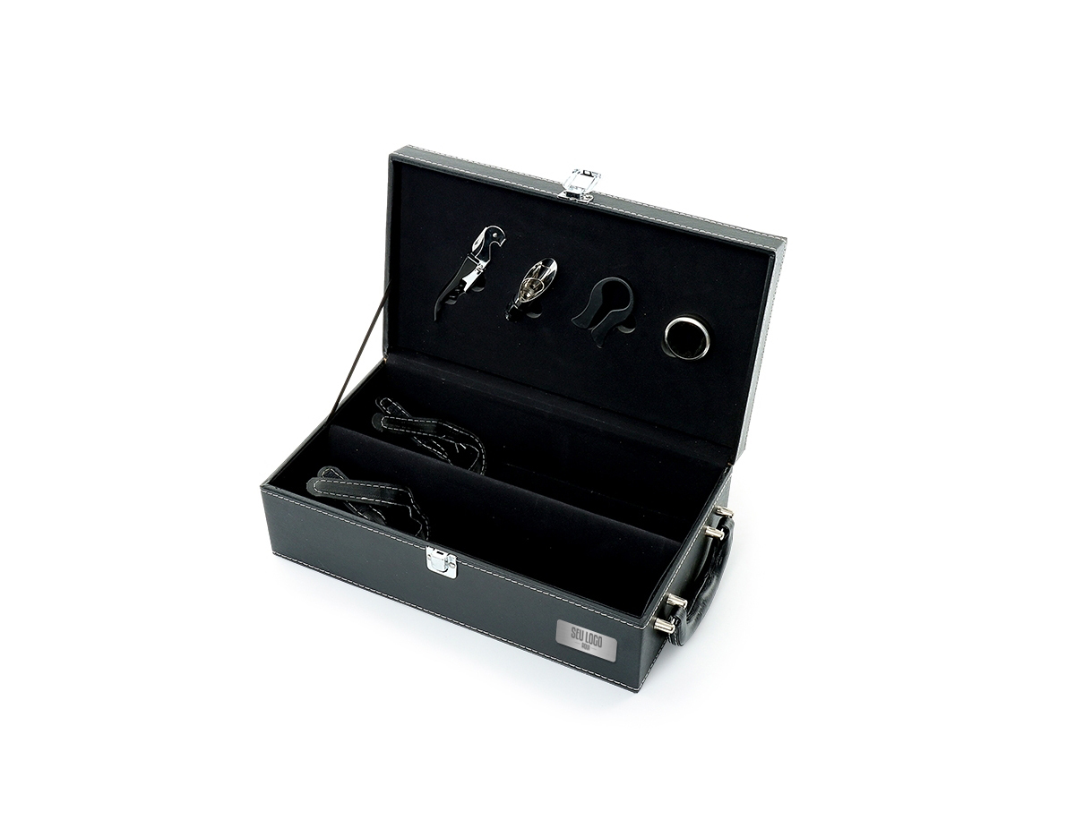 Kit vinho 4 Peças em maleta de couro sintético com duas repartições para garrafas. Contém saca-rolhas metálico, bico condutor com tampa, cortador de lacre e wine collar. Maleta com alça e trava de segurança, área interna revestida de veludo com suporte em couro sintético e velcro em cada repartição para fixação das garrafas.
