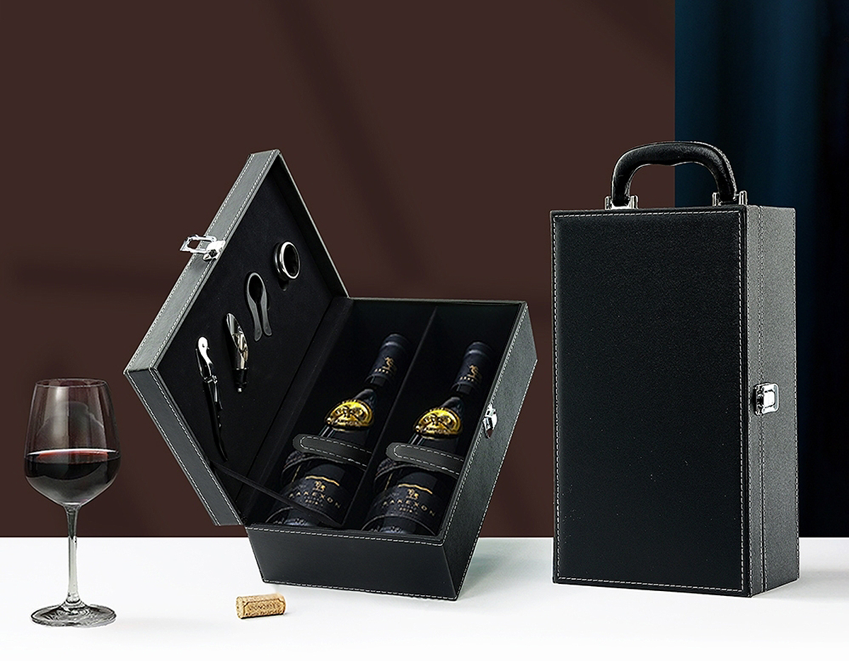 Kit vinho 4 Peças em maleta de couro sintético com duas repartições para garrafas. Contém saca-rolhas metálico, bico condutor com tampa, cortador de lacre e wine collar. Maleta com alça e trava de segurança, área interna revestida de veludo com suporte em couro sintético e velcro em cada repartição para fixação das garrafas.