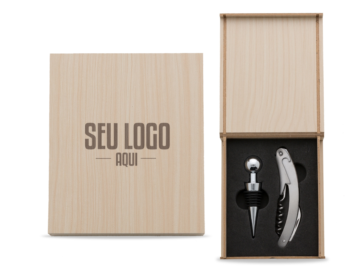 ChatGPT Kit vinho em estojo de madeira: elegante e prático. Compartimento interno forrado de espuma para segurança das peças. Inclui tampa de bico e saca-rolhas, essenciais para apreciar seu vinho favorito com estilo. Ideal para presentear ou aprimorar sua coleção.