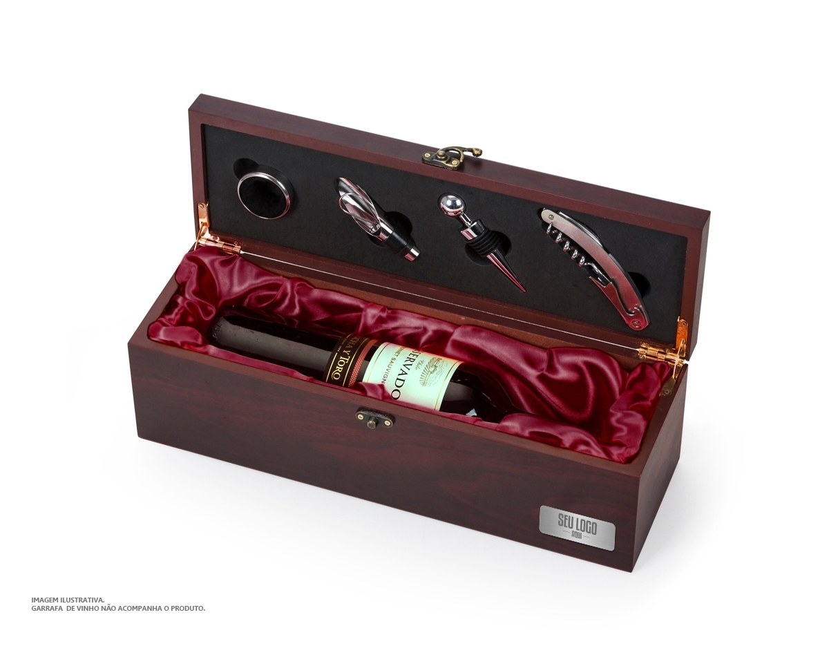 Kit vinho 4 peças em maleta de madeira na cor vinho. Possui: wine collar, bico condutor com tampa, tampa de bico e saca rolha. Parte interna revestida com espuma e tecido amarelo, possui dobradiças douradas e trava metálica, parte inferior com borrachas anti-deslizantes. NÃO ACOMPANHA A GARRAFA DE VINHO