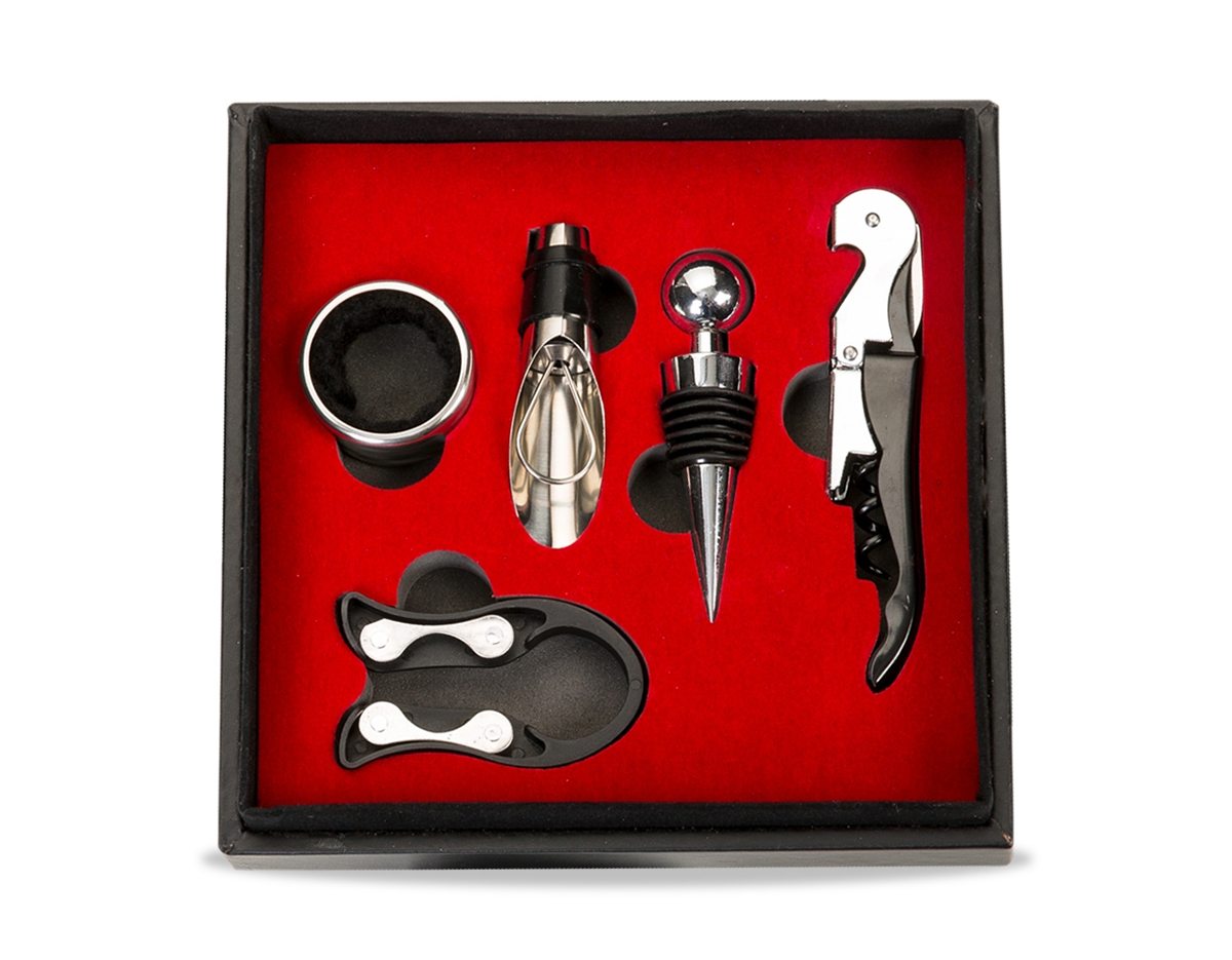 Kit vinho 5 peças em estojo de couro sintético com tampa, verso e parte interna revestida com veludo. Possui Wine collar, bico condutor com tampa, tampa de bico, saca rolhas e cortador de lacre.