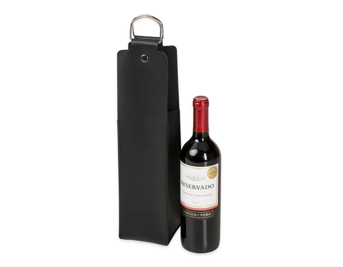 Estojo porta vinho em couro sintético bidim: durável e sofisticado. Equipado com duas alças metálicas para transporte seguro e botão de lacre para manter sua garrafa protegida. Uma escolha elegante para presentear ou transportar seu vinho com estilo.