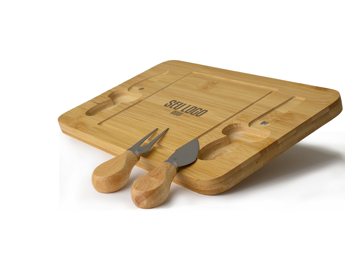 Kit queijo 3 peças, contém: tábua de bambu canaleta, faca com ponta, garfo e espátula. Tábua com imã para encaixe e fixação dos utensílios.