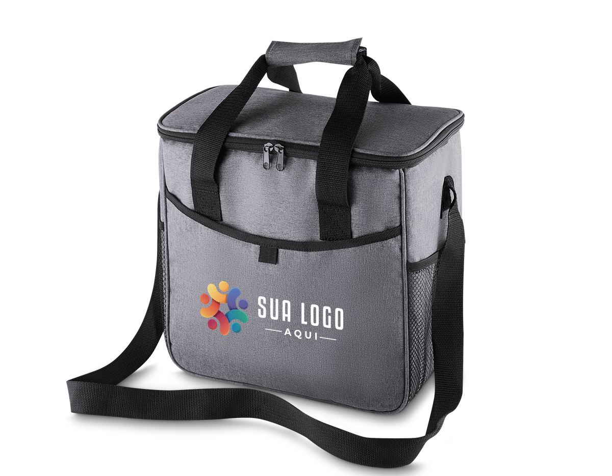 Bolsa térmica 16 litros confeccionada em nylon e poliéster. Possui bolso frontal, bolsos laterais de malha, alça de mão com pegador cinza de velcro e alça ajustável para as costas.