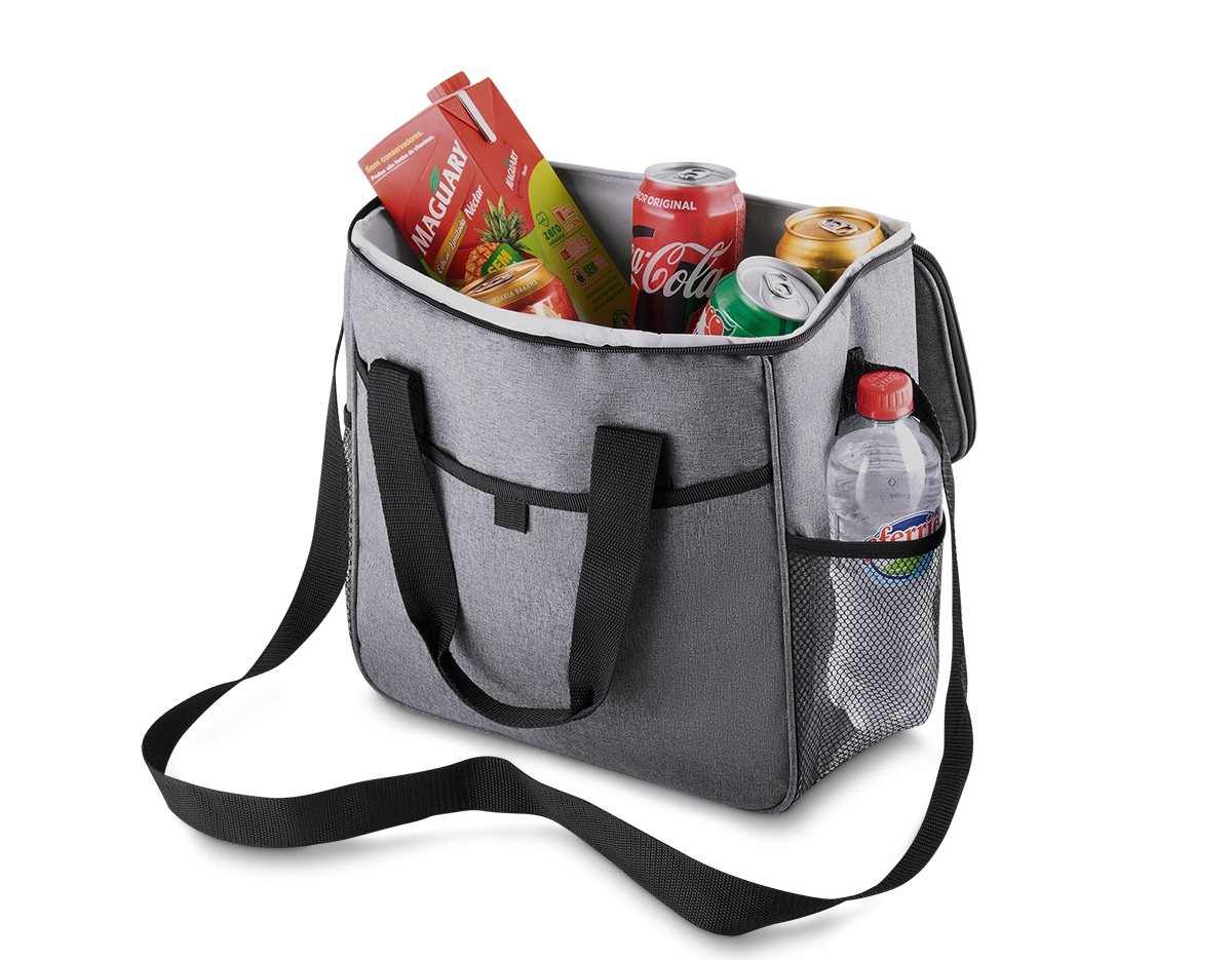 Bolsa térmica 16 litros confeccionada em nylon e poliéster. Possui bolso frontal, bolsos laterais de malha, alça de mão com pegador cinza de velcro e alça ajustável para as costas.