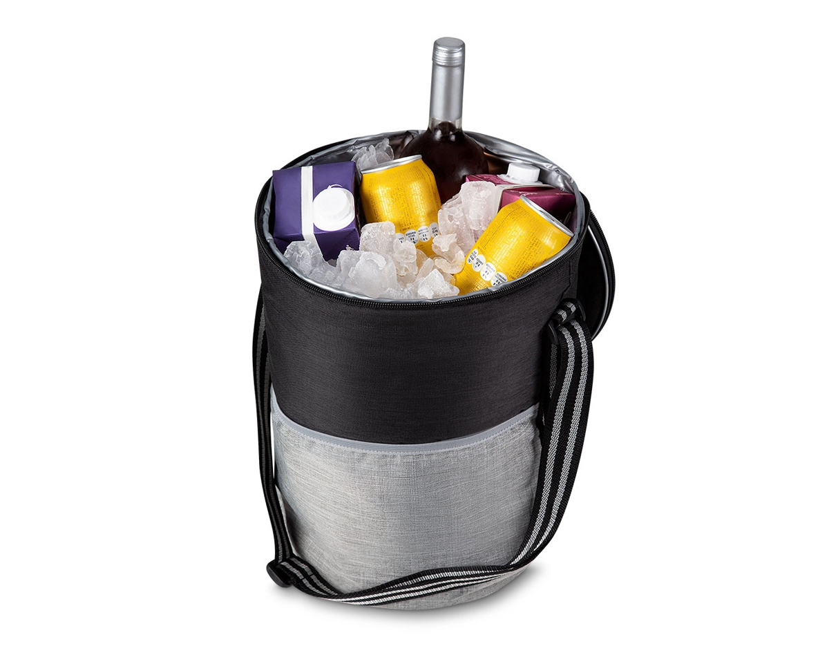 Bolsa térmica, confeccionada em nylon com capacidade para 25 litros, o produto possui bolso frontal, alça de ombro regulável e parte interna com costura soldada (Não vaza).
