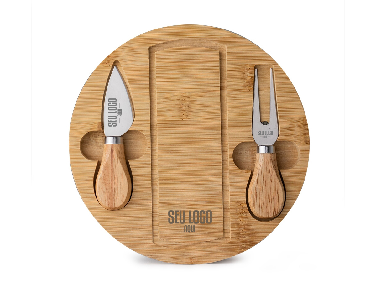 Kit queijo 3 peças, contém: tábua de bambu com canaleta, faca com ponta, garfo e espátula. Tábua com imã para encaixe e fixação dos utensílios.