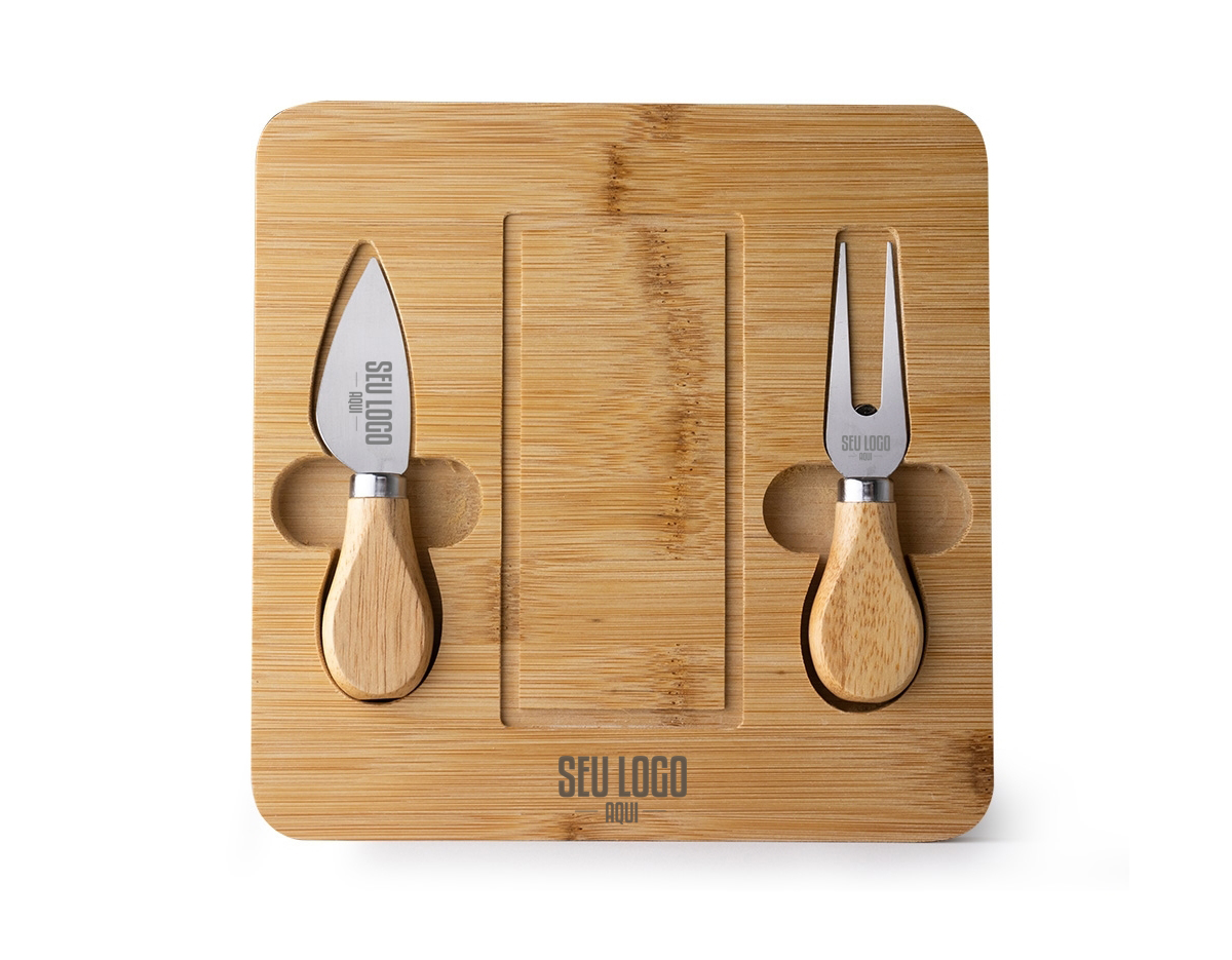 Kit queijo 3 peças, contém: tábua de bambu com canaleta, faca com ponta, garfo e espátula. Tábua com imã para encaixe e fixação dos utensílios.