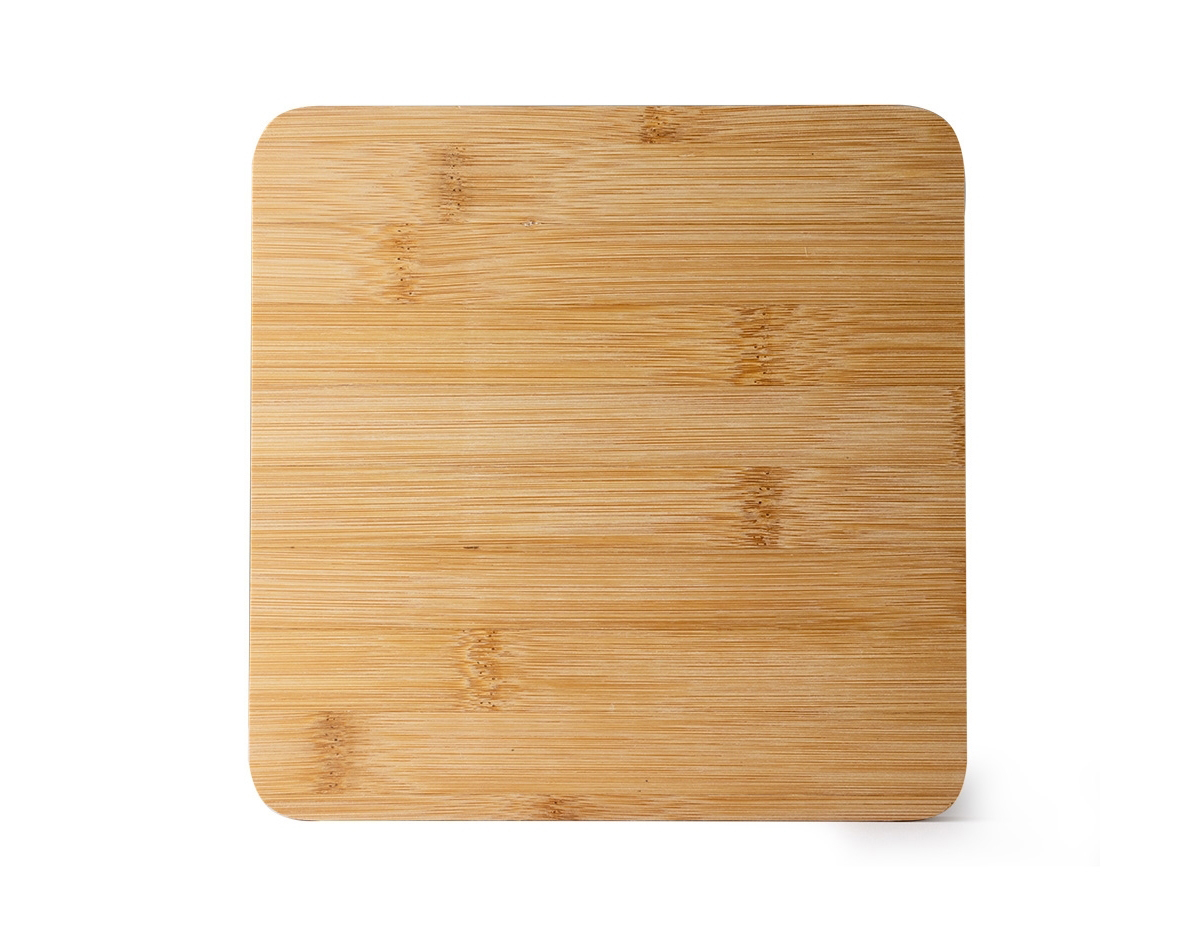 Kit queijo 3 peças, contém: tábua de bambu com canaleta, faca com ponta, garfo e espátula. Tábua com imã para encaixe e fixação dos utensílios.