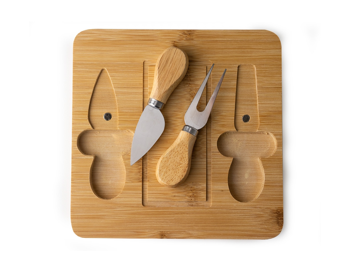 Kit queijo 3 peças, contém: tábua de bambu com canaleta, faca com ponta, garfo e espátula. Tábua com imã para encaixe e fixação dos utensílios.