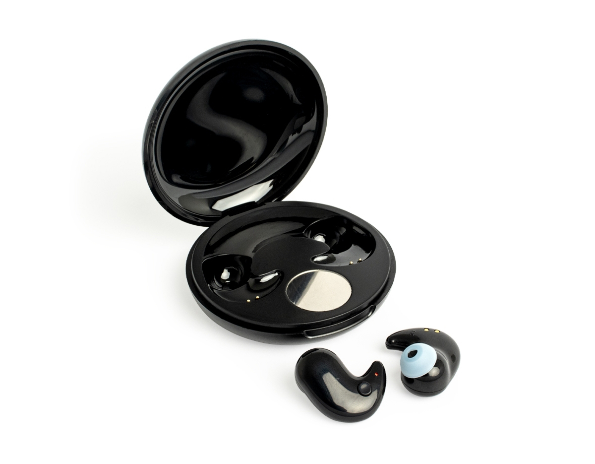 Fone de ouvido bluetooth vem com um botão para comandos e um case carregador com display de bateria. Também possui um modo sono, onde funciona por 45 minutos antes de desligar automaticamente. Acompanha USB Tipo-C, cordão de silicone e 2 pares de eartips em diferentes tamanhos.
