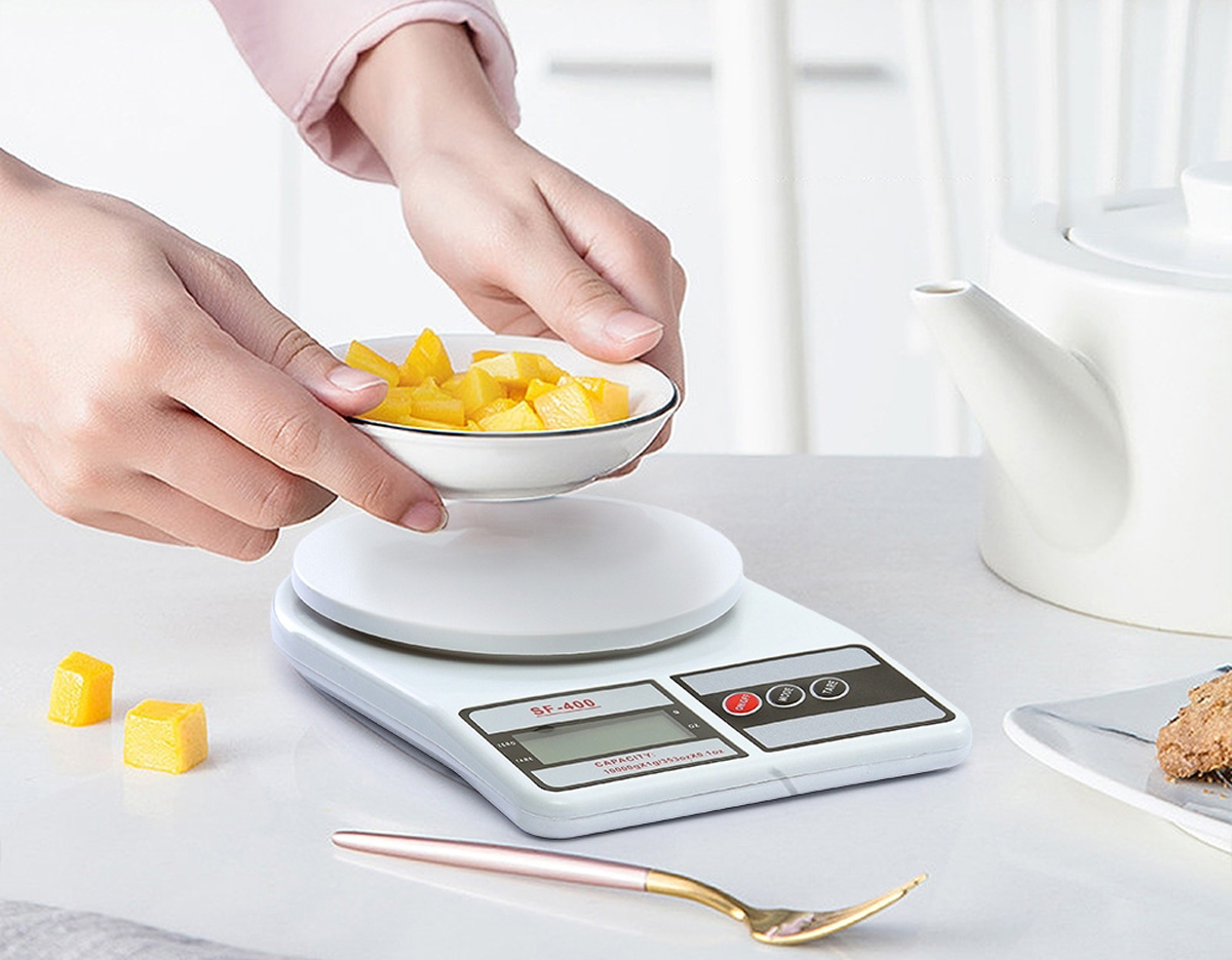 Balança digital plástica para cozinha com capacidade até 10kg. Unidade de medidas em gramas, onça (oz) e modo de pesagem tara. Funcionamento através de 2 pilhas AAA - acompanham pilhas teste.