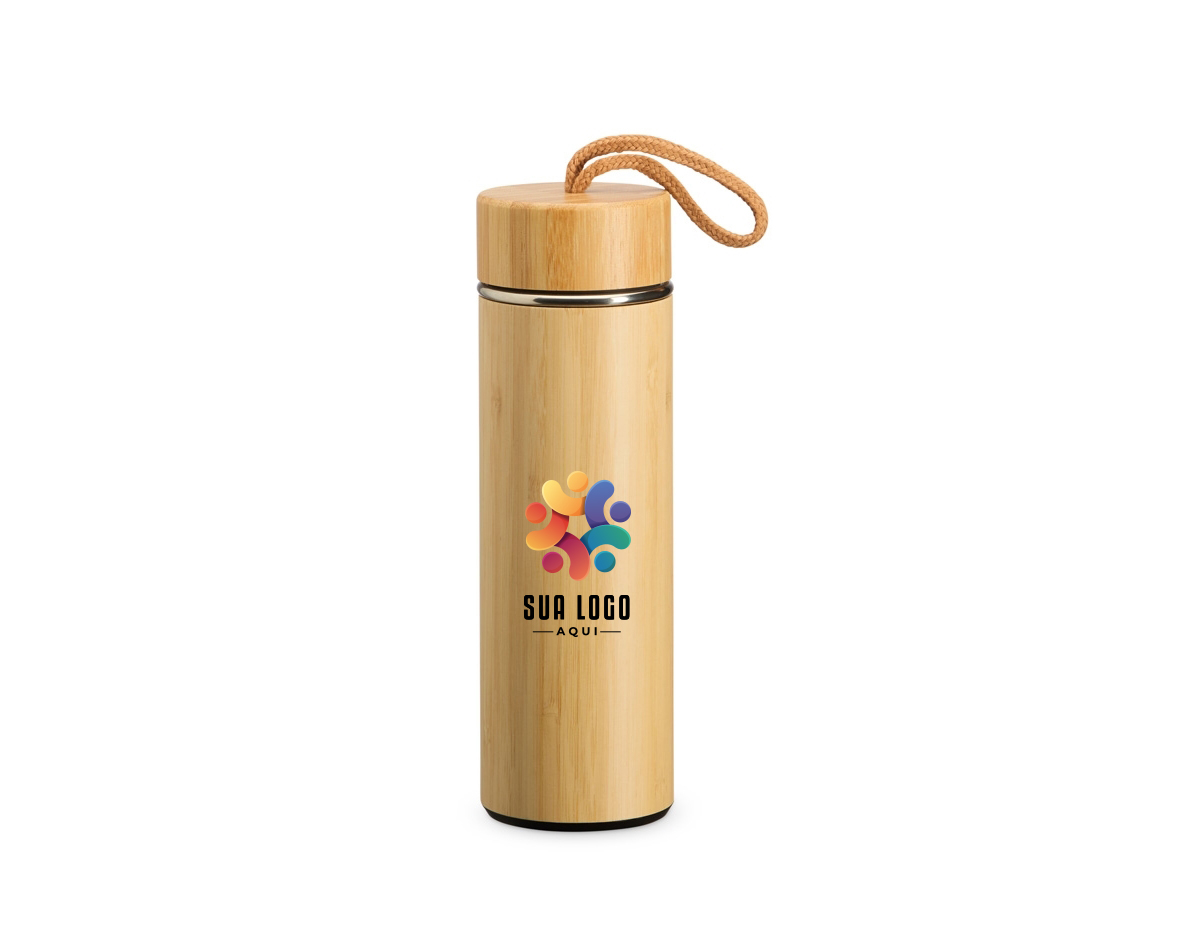 Garrafa térmica de bambu e inox, com capacidade de 400 ml, é ideal para manter suas bebidas quentes ou frias por mais tempo. Inclui um infusor de metal removível, tampa rosqueável de bambu e alça de tecido embutida, combinando estilo e praticidade.