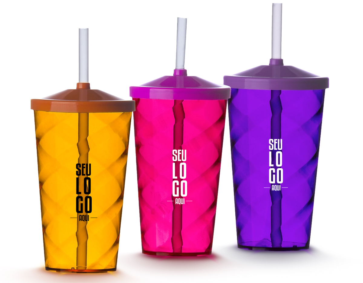 Copo de poliestireno com capacidade de 550ml, acompanhado de canudo. Sua coloração vibrante destaca-se com detalhes em espiral, conferindo um toque único. O canudo feito de plástico biodegradável, garante uma experiência sustentável. Ideal para bebidas refrescantes em dias ensolarados, seja em casa, no trabalho ou em eventos ao ar livre. Adicione um toque de estilo e consciência ambiental ao seu momento de consumo.