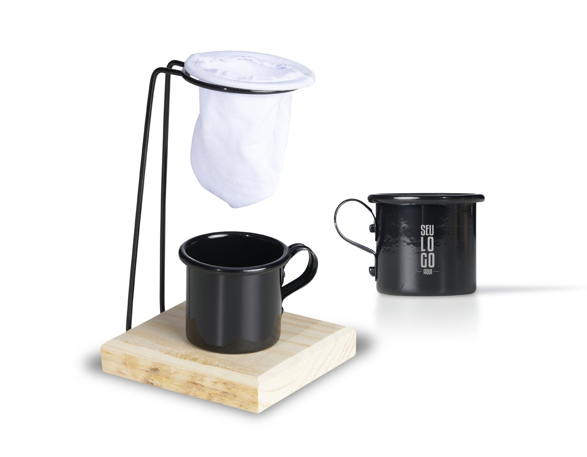 Kit Café 3 Peças contém: xícara de 120ml em metal, base de madeira com suporte para coador, e mini coador de café em tecido.