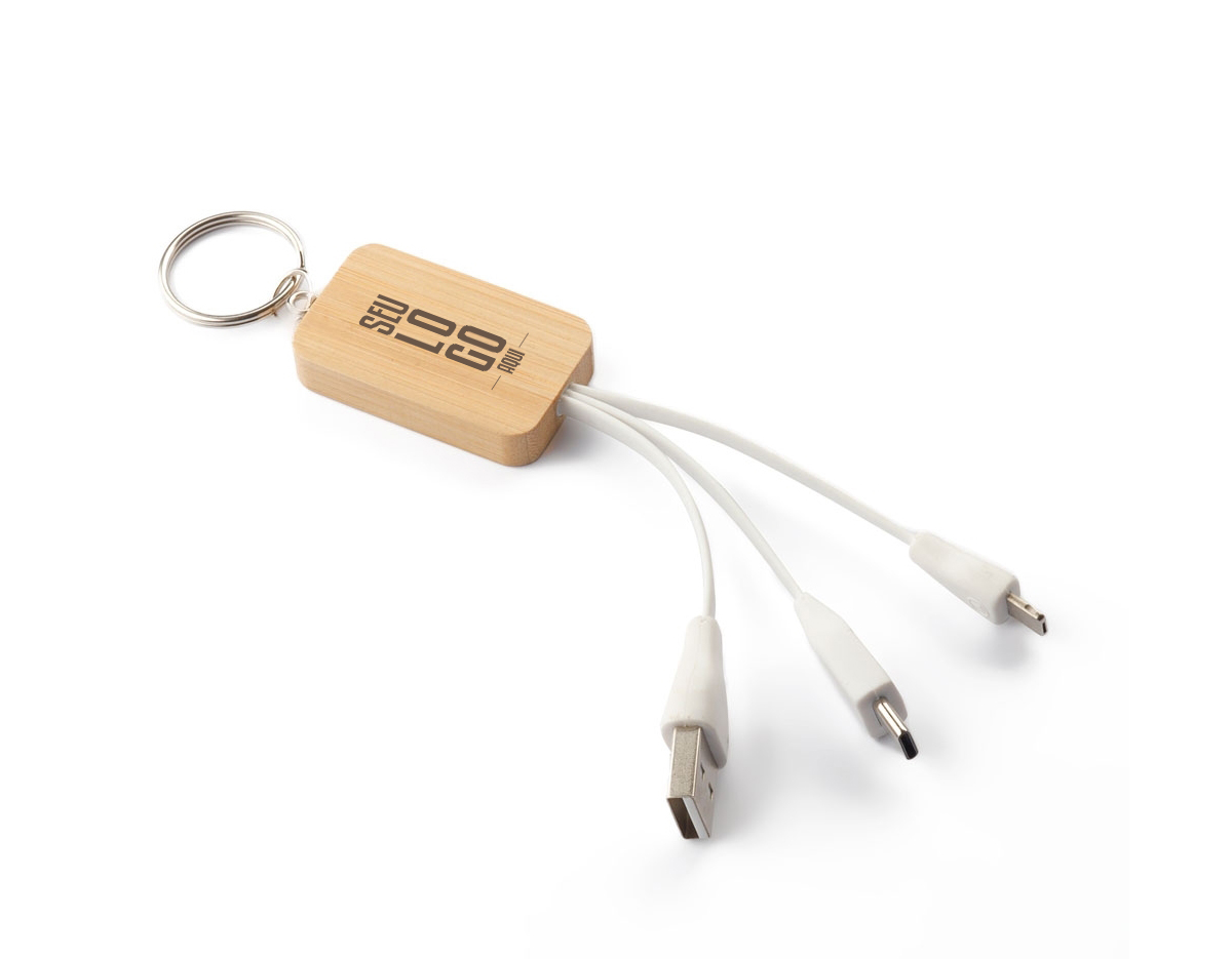 Chaveiro de bambu com cabo embutido para carregamento. Este modelo possui entradas USB, lightning e tipo C, compatível com a maioria dos dispositivos eletrônicos, trazendo assim, praticidade para quem precisa estar sempre conectado.