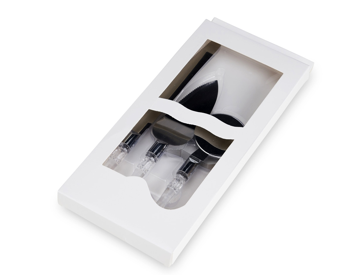 Kit utensílios de cozinha com 3 peças, composto por cortador de pizza, espátula e faca em inox com cabos plásticos. Acompanha estojo de papel.