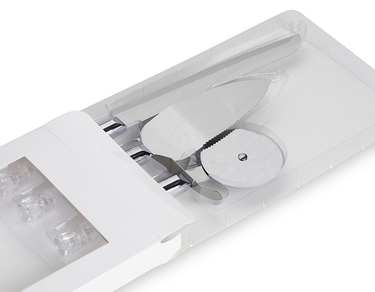 Kit utensílios de cozinha com 3 peças, composto por cortador de pizza, espátula e faca em inox com cabos plásticos. Acompanha estojo de papel.