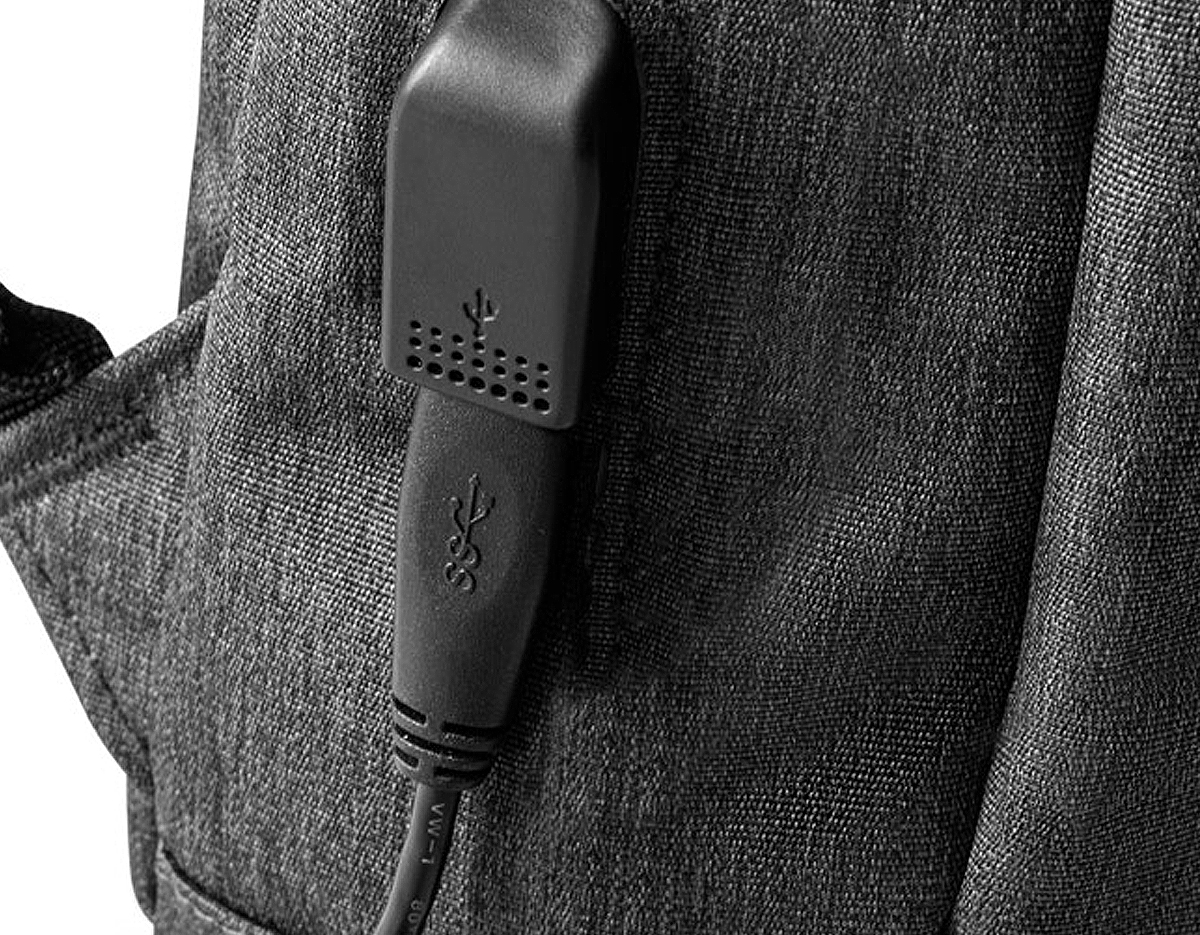 Mochila para notebook em 900D de alta densidade com um compartimento principal com divisória almofadada para notebook 15,6" e diversos bolsos interiores. Contém ainda 2 bolsos frontais, 1 lateral e entrada USB. Parte posterior e alças almofadadas com banda para transporte em trolley. Capacidade até 14 L. 310 x 440 x 110 mm