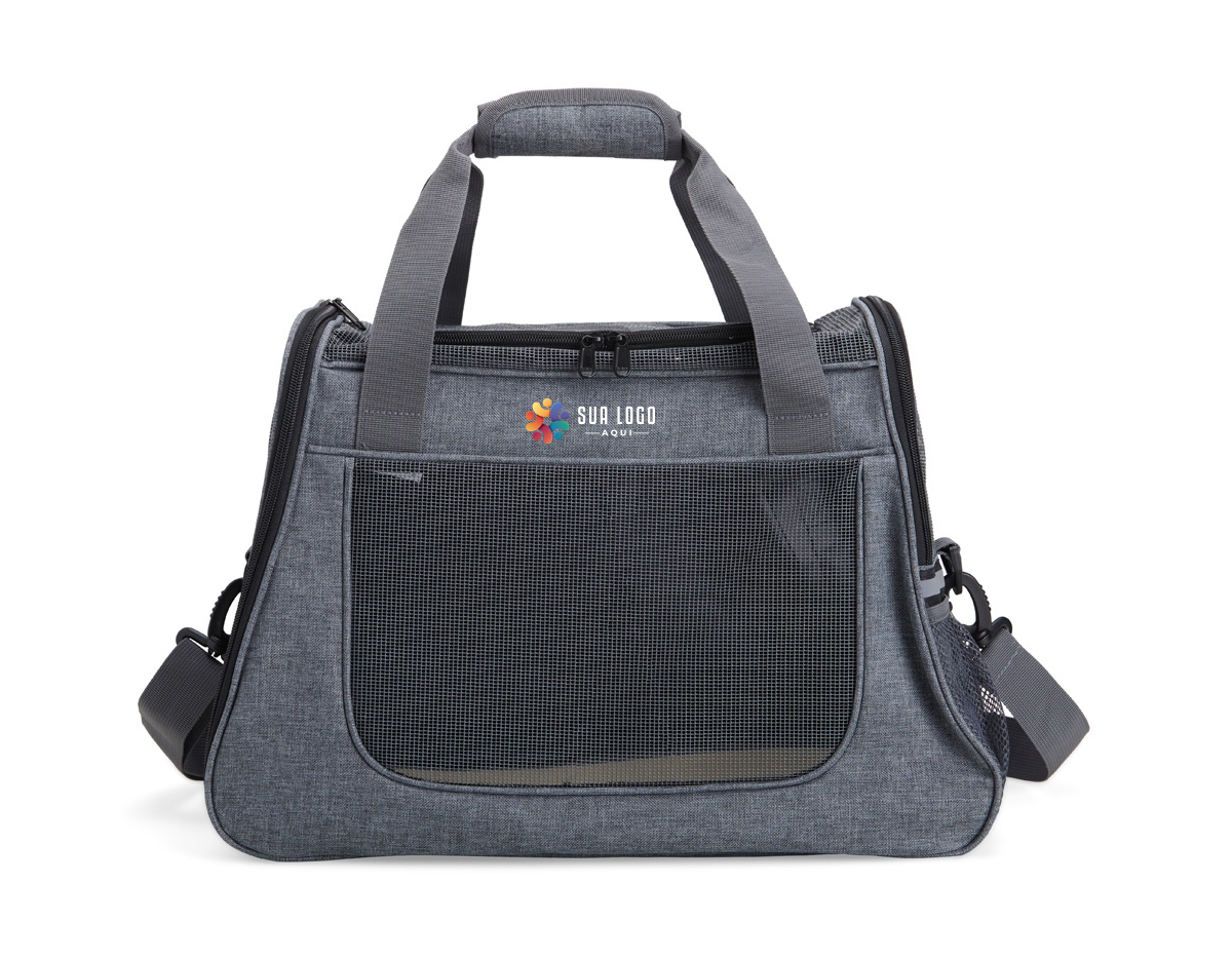 Bolsa para transporte de pets, confeccionada em tecido Oxford com bolso lateral. Seu tapete dupla face, com uma camada aveludada, foi projetado para proporcionar o máximo conforto ao pet. Equipada com telas respiráveis em nylon, esta bolsa apresenta uma abertura superior e duas aberturas laterais com faixas refletivas, sendo uma delas com abertura completa, permitindo uma experiência de transporte arejada, com entrada e saída prática para o pet. As alças de mão, estrategicamente equipadas com suporte para junção, garantem conforto durante o transporte manual, enquanto a alça transversal proporciona um transporte ergonômico com distribuição mais eficiente do peso.