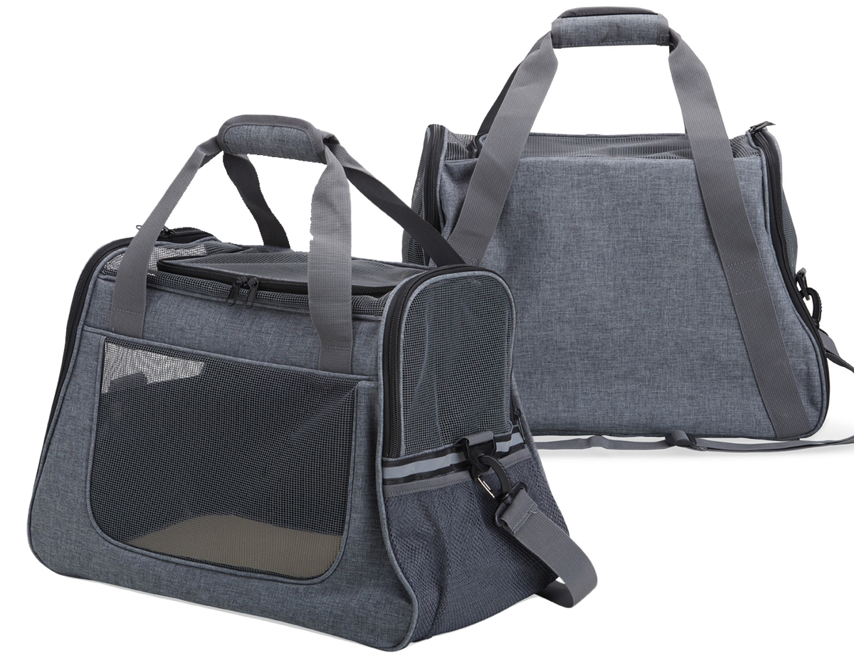Bolsa para transporte de pets, confeccionada em tecido Oxford com bolso lateral. Seu tapete dupla face, com uma camada aveludada, foi projetado para proporcionar o máximo conforto ao pet. Equipada com telas respiráveis em nylon, esta bolsa apresenta uma abertura superior e duas aberturas laterais com faixas refletivas, sendo uma delas com abertura completa, permitindo uma experiência de transporte arejada, com entrada e saída prática para o pet. As alças de mão, estrategicamente equipadas com suporte para junção, garantem conforto durante o transporte manual, enquanto a alça transversal proporciona um transporte ergonômico com distribuição mais eficiente do peso.