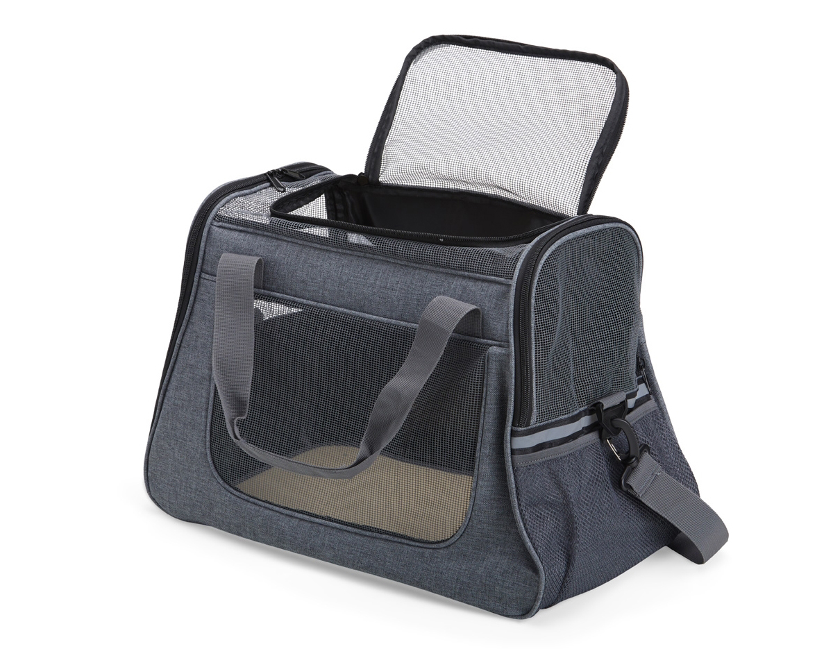 Bolsa para transporte de pets, confeccionada em tecido Oxford com bolso lateral. Seu tapete dupla face, com uma camada aveludada, foi projetado para proporcionar o máximo conforto ao pet. Equipada com telas respiráveis em nylon, esta bolsa apresenta uma abertura superior e duas aberturas laterais com faixas refletivas, sendo uma delas com abertura completa, permitindo uma experiência de transporte arejada, com entrada e saída prática para o pet. As alças de mão, estrategicamente equipadas com suporte para junção, garantem conforto durante o transporte manual, enquanto a alça transversal proporciona um transporte ergonômico com distribuição mais eficiente do peso.