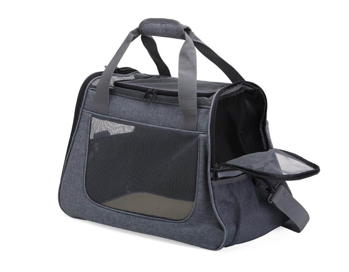 Bolsa para transporte de pets, confeccionada em tecido Oxford com bolso lateral. Seu tapete dupla face, com uma camada aveludada, foi projetado para proporcionar o máximo conforto ao pet. Equipada com telas respiráveis em nylon, esta bolsa apresenta uma abertura superior e duas aberturas laterais com faixas refletivas, sendo uma delas com abertura completa, permitindo uma experiência de transporte arejada, com entrada e saída prática para o pet. As alças de mão, estrategicamente equipadas com suporte para junção, garantem conforto durante o transporte manual, enquanto a alça transversal proporciona um transporte ergonômico com distribuição mais eficiente do peso.