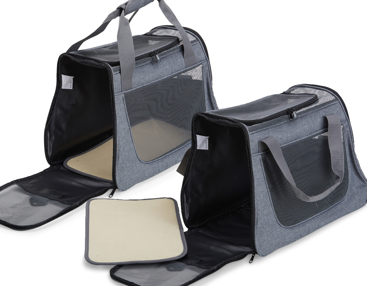 Bolsa para transporte de pets, confeccionada em tecido Oxford com bolso lateral. Seu tapete dupla face, com uma camada aveludada, foi projetado para proporcionar o máximo conforto ao pet. Equipada com telas respiráveis em nylon, esta bolsa apresenta uma abertura superior e duas aberturas laterais com faixas refletivas, sendo uma delas com abertura completa, permitindo uma experiência de transporte arejada, com entrada e saída prática para o pet. As alças de mão, estrategicamente equipadas com suporte para junção, garantem conforto durante o transporte manual, enquanto a alça transversal proporciona um transporte ergonômico com distribuição mais eficiente do peso.