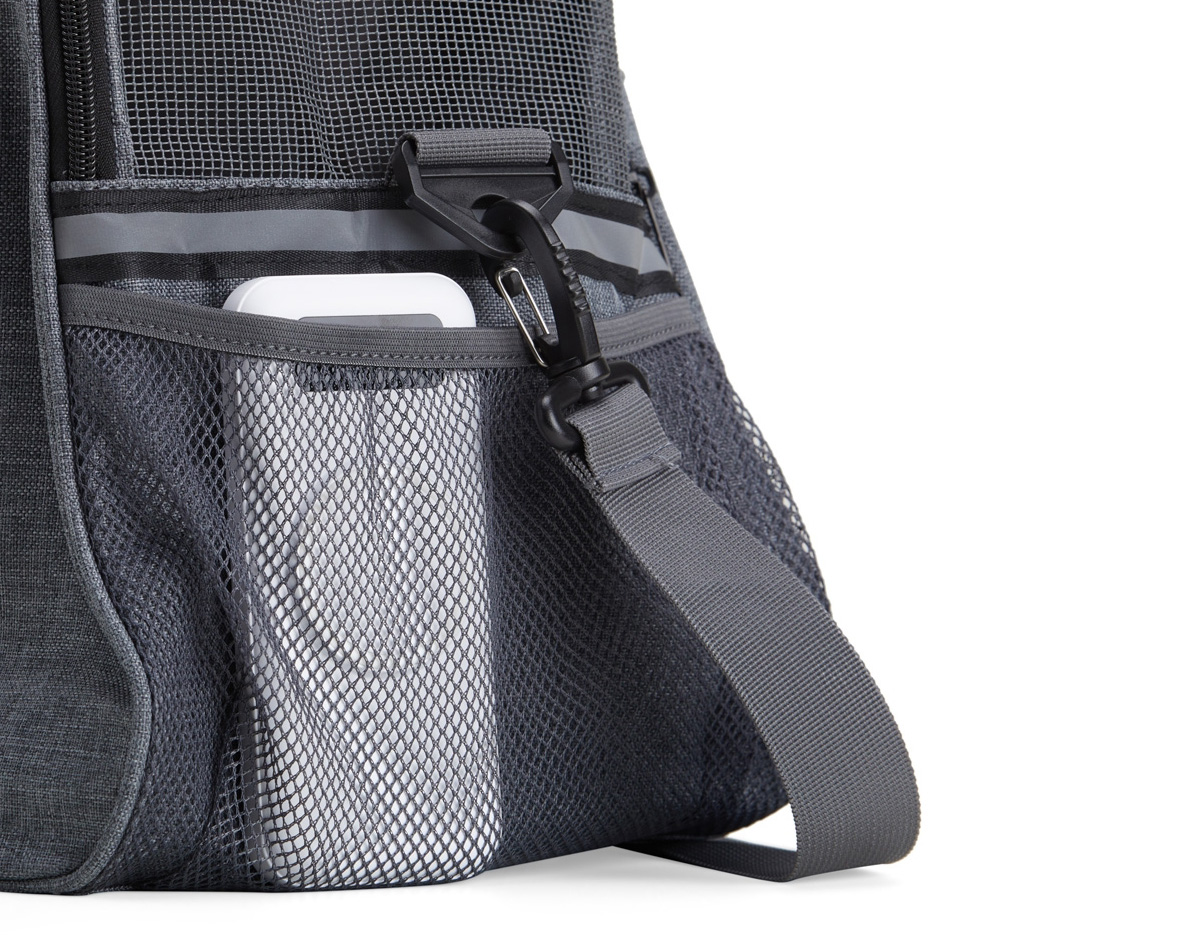 Bolsa para transporte de pets, confeccionada em tecido Oxford com bolso lateral. Seu tapete dupla face, com uma camada aveludada, foi projetado para proporcionar o máximo conforto ao pet. Equipada com telas respiráveis em nylon, esta bolsa apresenta uma abertura superior e duas aberturas laterais com faixas refletivas, sendo uma delas com abertura completa, permitindo uma experiência de transporte arejada, com entrada e saída prática para o pet. As alças de mão, estrategicamente equipadas com suporte para junção, garantem conforto durante o transporte manual, enquanto a alça transversal proporciona um transporte ergonômico com distribuição mais eficiente do peso.