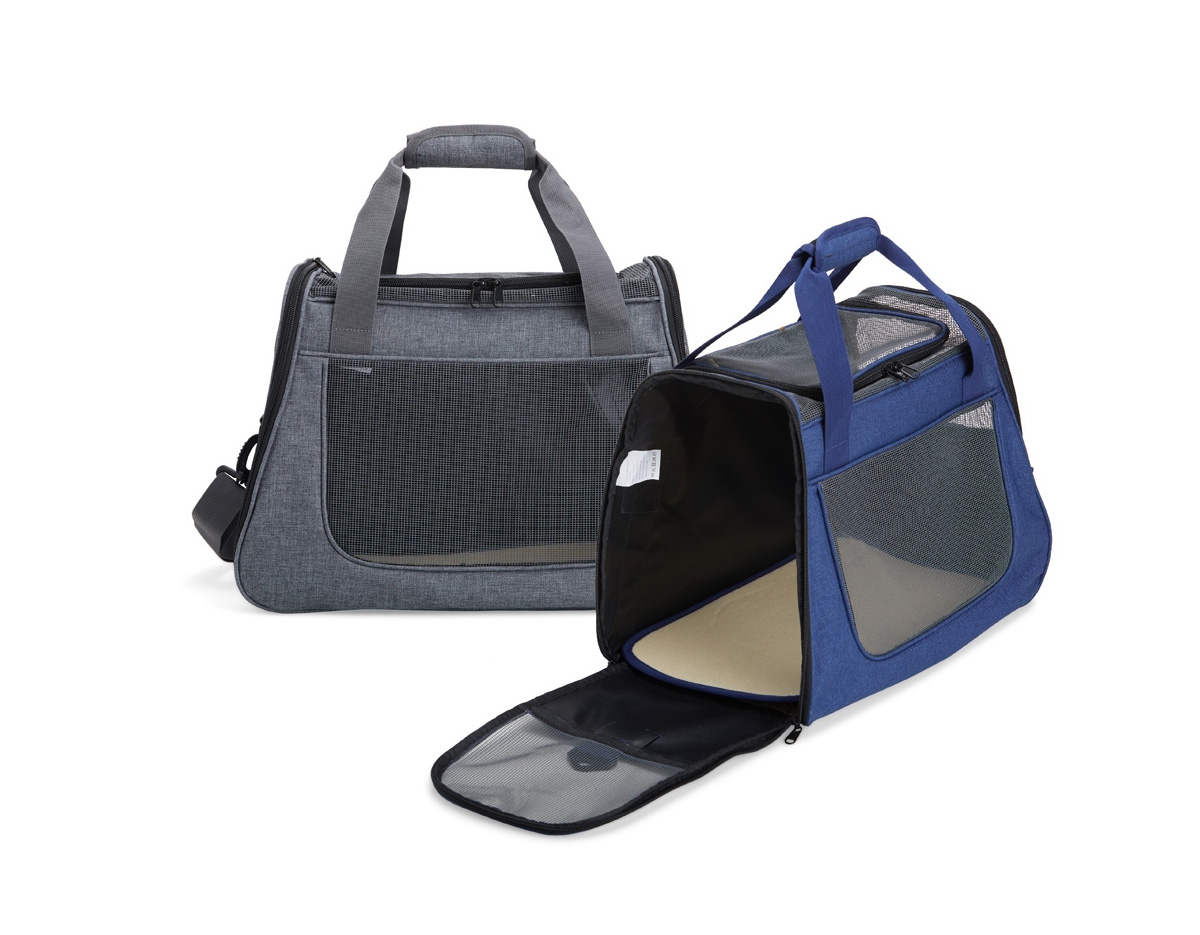Bolsa para transporte de pets, confeccionada em tecido Oxford com bolso lateral. Seu tapete dupla face, com uma camada aveludada, foi projetado para proporcionar o máximo conforto ao pet. Equipada com telas respiráveis em nylon, esta bolsa apresenta uma abertura superior e duas aberturas laterais com faixas refletivas, sendo uma delas com abertura completa, permitindo uma experiência de transporte arejada, com entrada e saída prática para o pet. As alças de mão, estrategicamente equipadas com suporte para junção, garantem conforto durante o transporte manual, enquanto a alça transversal proporciona um transporte ergonômico com distribuição mais eficiente do peso.