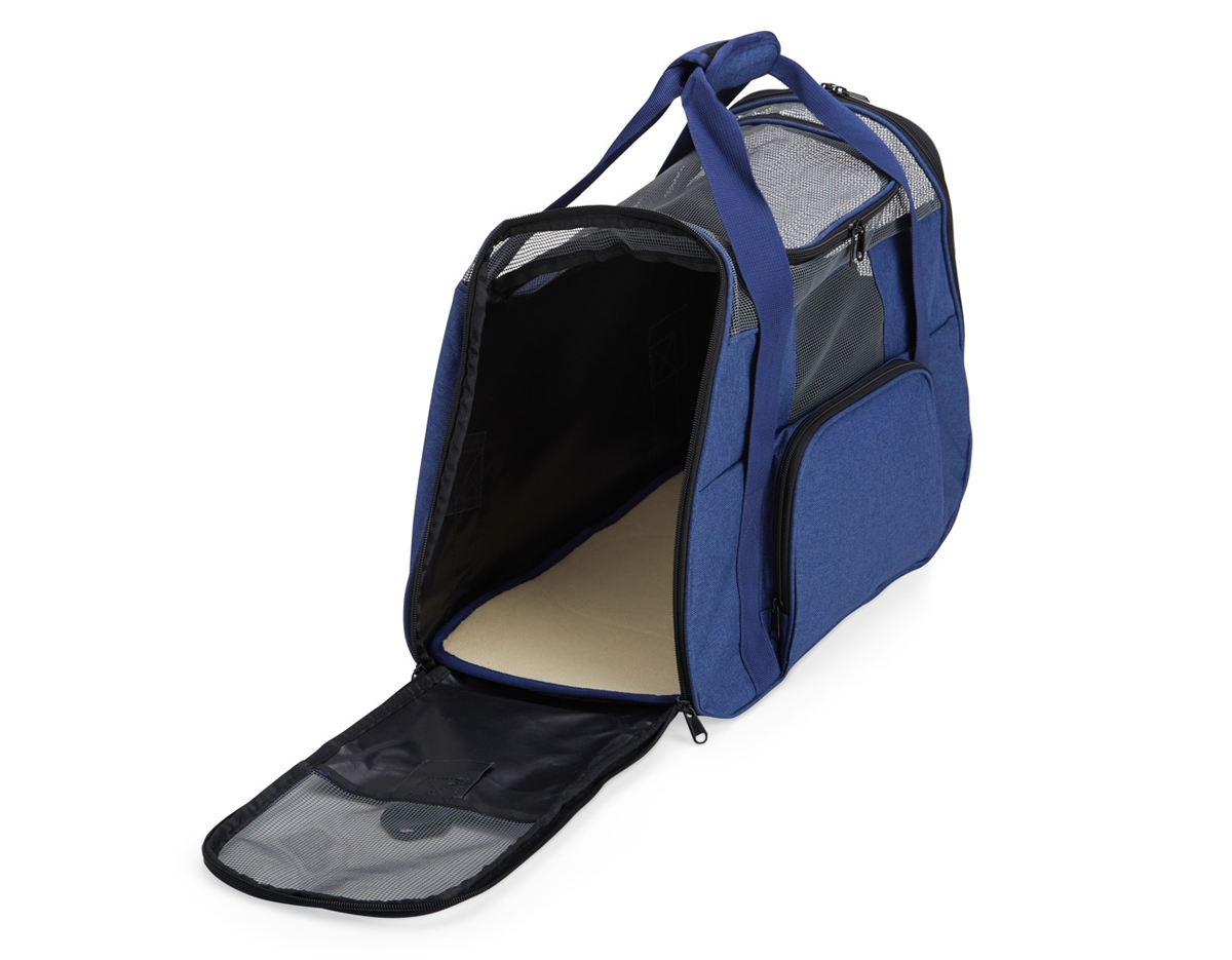 Bolsa para transporte de pets, confeccionada em tecido Oxford com compartimento frontal e bolsos laterais. Seu tapete dupla face, com uma camada aveludada, foi projetado para proporcionar o máximo conforto ao pet. Equipada com telas respiráveis em nylon, esta bolsa apresenta aberturas completas nas laterais e uma abertura superior, permitindo uma experiência de transporte arejada, com entrada e saída prática para o pet. As alças de mão, estrategicamente equipadas com suporte para junção, garantem conforto durante o transporte manual, enquanto a alça transversal proporciona um transporte ergonômico com distribuição mais eficiente do peso.