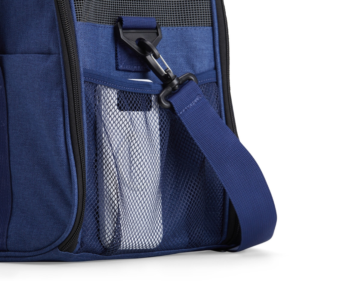 Bolsa para transporte de pets, confeccionada em tecido Oxford com compartimento frontal e bolsos laterais. Seu tapete dupla face, com uma camada aveludada, foi projetado para proporcionar o máximo conforto ao pet. Equipada com telas respiráveis em nylon, esta bolsa apresenta aberturas completas nas laterais e uma abertura superior, permitindo uma experiência de transporte arejada, com entrada e saída prática para o pet. As alças de mão, estrategicamente equipadas com suporte para junção, garantem conforto durante o transporte manual, enquanto a alça transversal proporciona um transporte ergonômico com distribuição mais eficiente do peso.
