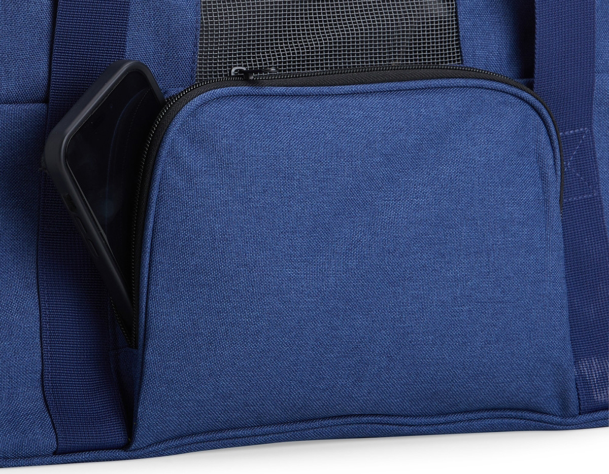 Bolsa para transporte de pets, confeccionada em tecido Oxford com compartimento frontal e bolsos laterais. Seu tapete dupla face, com uma camada aveludada, foi projetado para proporcionar o máximo conforto ao pet. Equipada com telas respiráveis em nylon, esta bolsa apresenta aberturas completas nas laterais e uma abertura superior, permitindo uma experiência de transporte arejada, com entrada e saída prática para o pet. As alças de mão, estrategicamente equipadas com suporte para junção, garantem conforto durante o transporte manual, enquanto a alça transversal proporciona um transporte ergonômico com distribuição mais eficiente do peso.