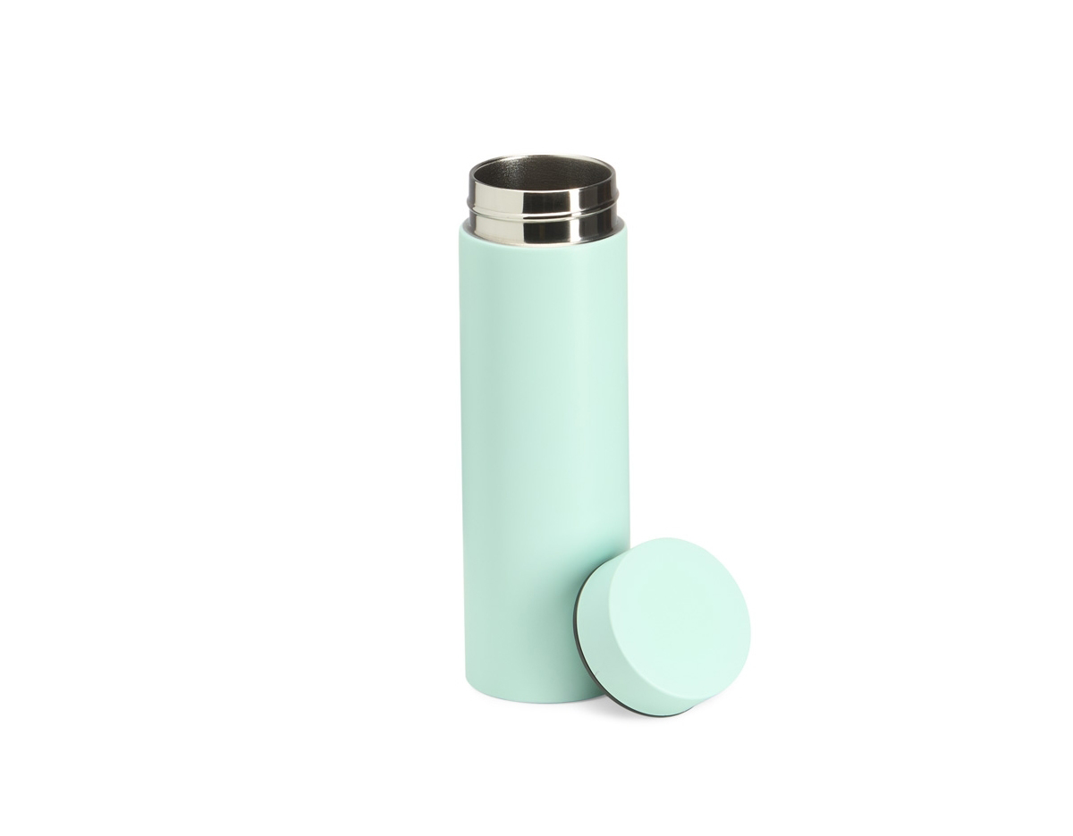 Garrafa térmica de 240ml em aço inoxidável, ideal para manter a temperatura de bebidas por horas. Possui tampa rosqueável para maior praticidade e segurança no transporte. Perfeita para quem busca funcionalidade e durabilidade em cada uso.